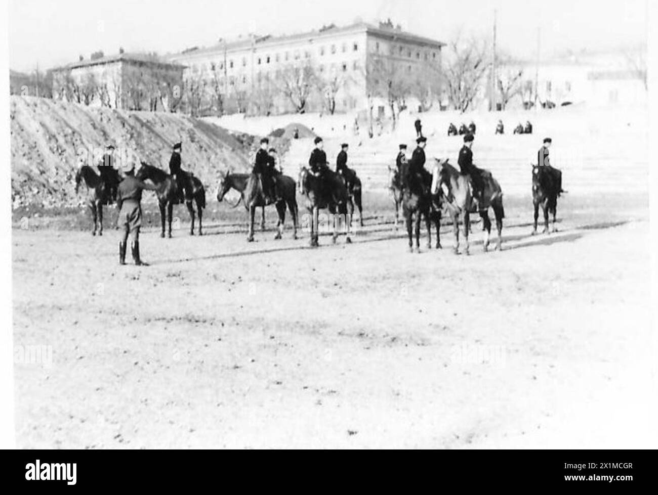 RSM Miller unterrichtet italienische Trainer an der Mounted Police School in Bohrtechniken für die Crowd- und Verkehrskontrolle gemäß den Trainingsstandards der British Army. Stockfoto RSM Miller unterrichtet italienische Trainer an der Mounted Police School in Bohrtechniken für die Crowd- und Verkehrskontrolle gemäß den Trainingsstandards der British Army. Stockfoto