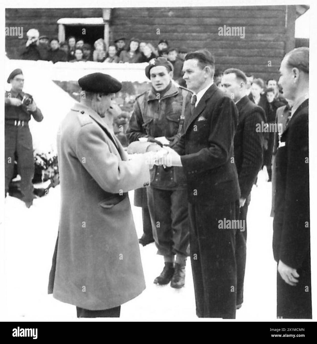 DIE LAGER FÜR VERTRIEBENE IN DEUTSCHLAND - Feldmarschall Montgomery wird von einem Lagerführer im Lager für Vertriebene in Polen mit Brot und Salz begrüßt. Feldmarschall Bernard Montgomery besuchte während seiner Inspektionsreise durch die 5. Infanteriedivision mehrere DP-Lager in Deutschland. Der erste Besuch erfolgte in einem Flüchtlingslager in Friedland in Niedersachsen, wo viele deutsche Flüchtlinge über die Grenze in die britische Besatzungszone strömten. Hier wurde ein Lager eingerichtet, um ihnen medizinische luft, Nahrung und Kleidung zu geben und sie nach Westen zu bringen, um sie als Unterkunft und Wohnung zu bringen.im nächsten Monat Stockfoto