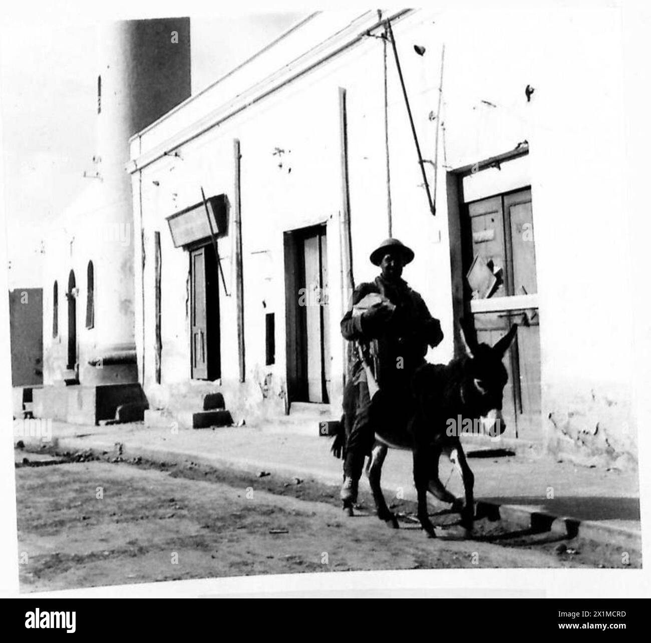 Ein Soldat der britischen Armee wird auf einem verlassenen Esel nach Tobruk transportiert. Stockfoto
