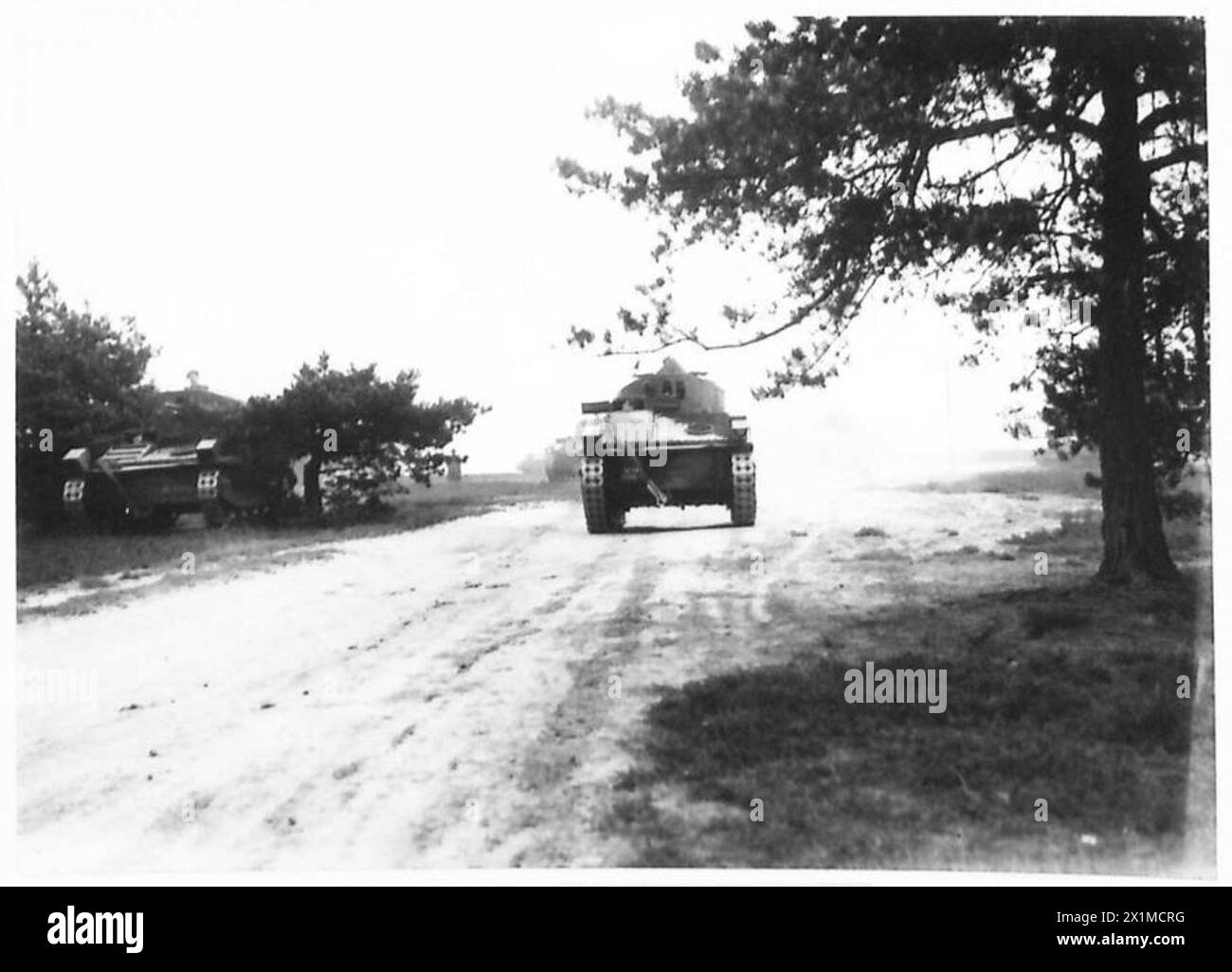 Türkische Parlamentsabgeordnete und Redakteure besuchen das Aldershot Command, während die 102. O.C.T.U. Panzerparade auf Chobham Ridges South, British Army, stattfindet. Stockfoto