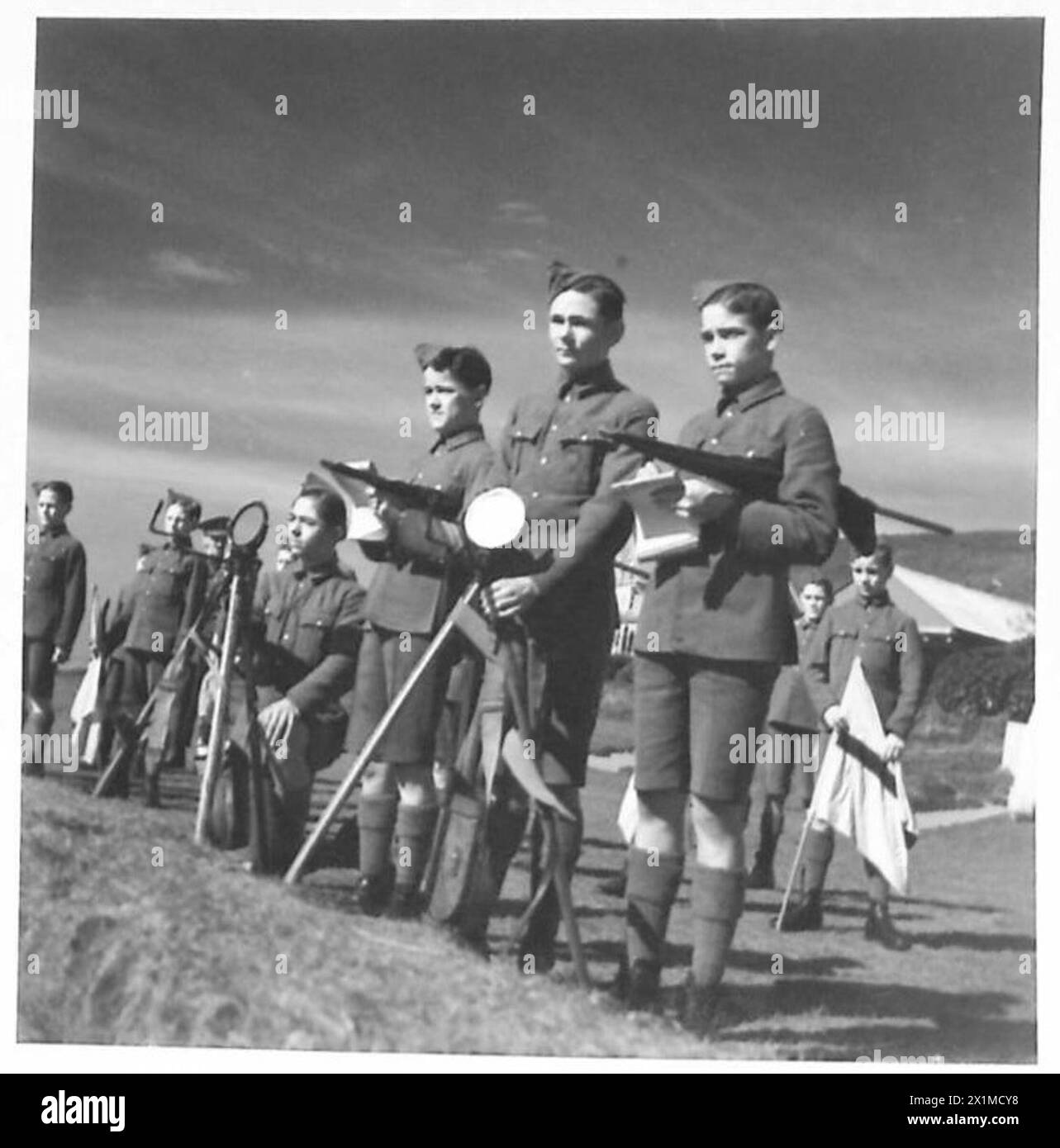 Die Jungen an der Royal Military School des Duke of York üben Signalunterricht, einschließlich Flaggenwackeln, als Teil der britischen Armee-Zusatzausbildung. Stockfoto