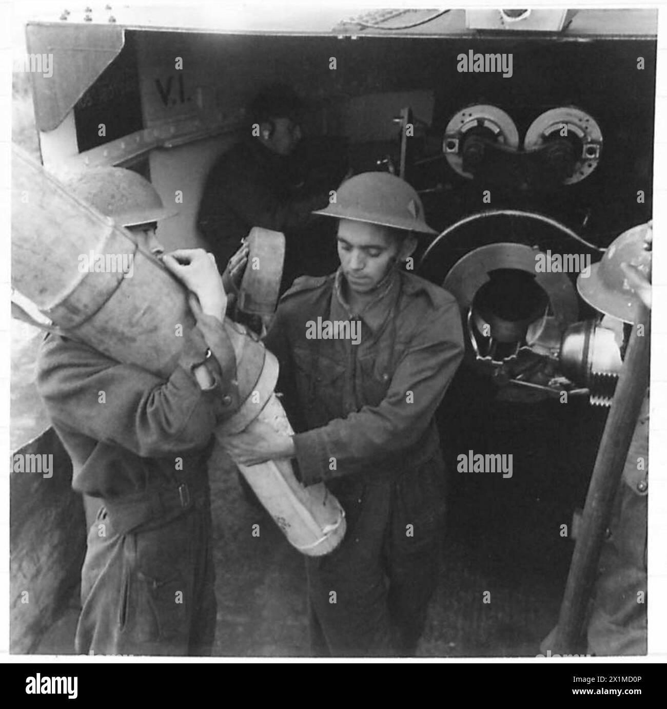 Bei einer Küstenbatterie entfernt das Personal eine Korditladung aus seinem Koffer, um sie hinter der Panzerkammer der britischen Armee zu platzieren. Stockfoto