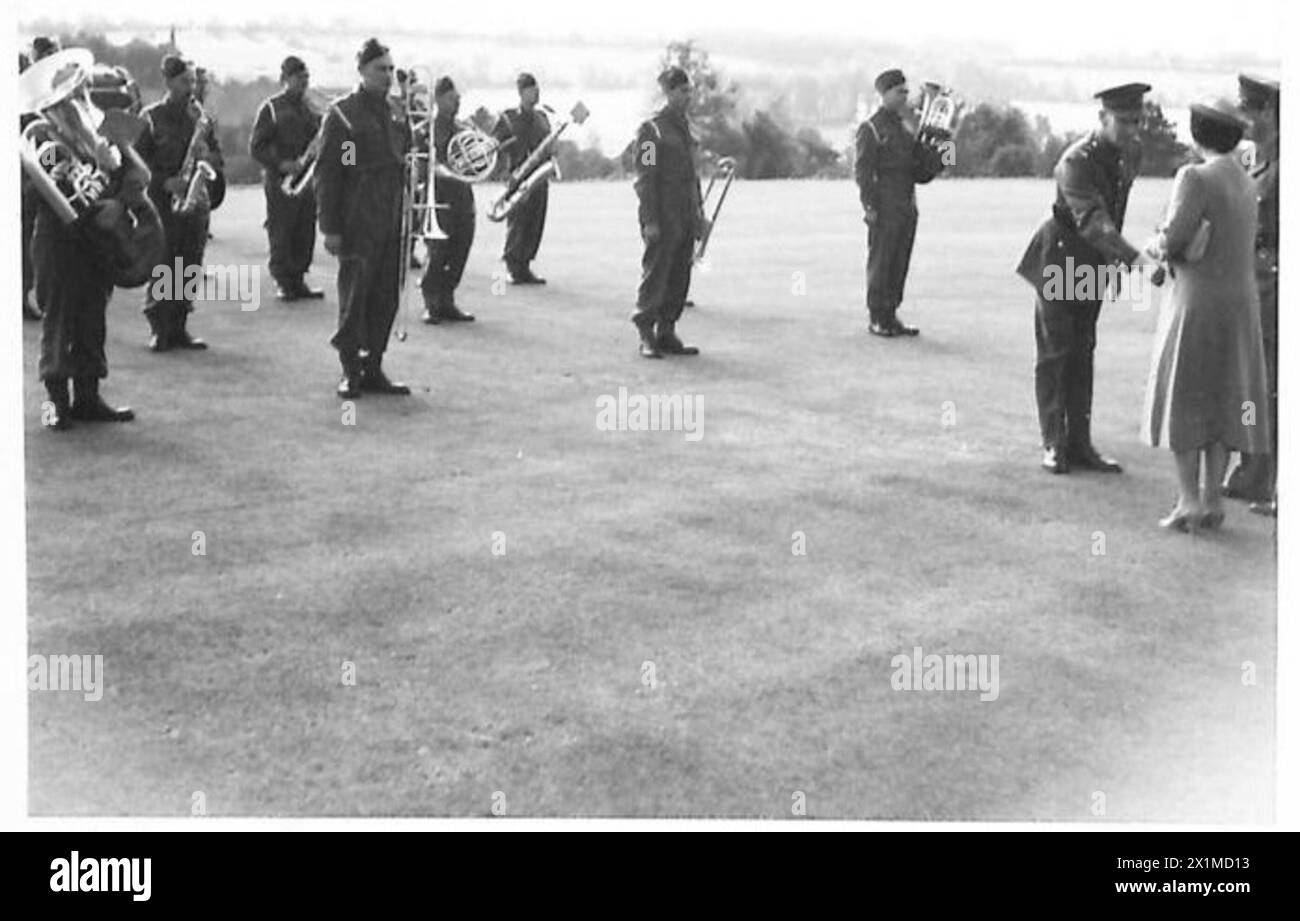 DIE KÖNIGIN INSPIZIERT die BUCHTEN DER KÖNIGIN - die Königin schüttelt sich die Hand mit dem Bandmeister des 53. Trainingsregiments der britischen Armee Stockfoto