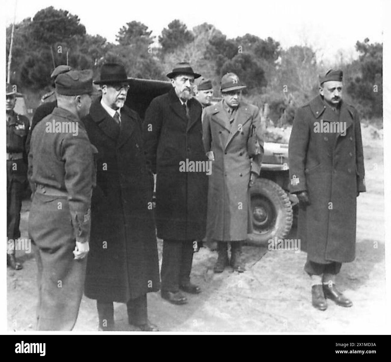 Der italienische Premierminister Signore Bonomi besucht das Hauptquartier einer italienischen Armeeeinheit während der Koordination und Verbindungsoperationen der britischen Armee. Stockfoto
