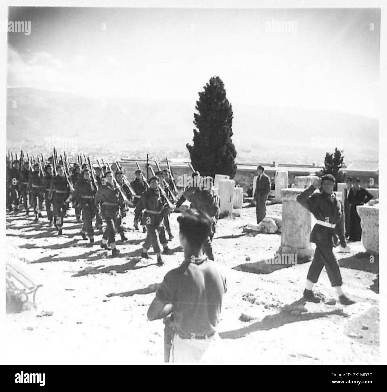Die Fallschirmjäger der britischen Armee marschieren nach der Flaggenhisserei zur Rückkehr der griechischen Regierung nach Athen und zeigen, dass sie an offiziellen Veranstaltungen teilnehmen. Stockfoto