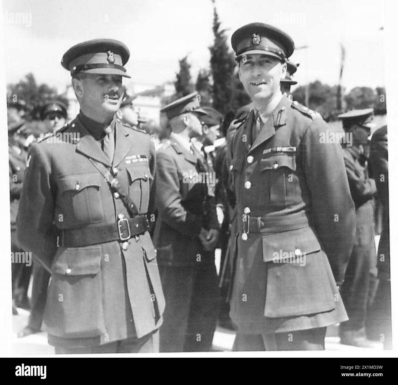 Brigadier H.S.K. Mainwairing, Brigadegeneral Stab von General Scobie, unterhält sich mit einem anderen leitenden Offizier während der Feierlichkeiten zum griechischen Unabhängigkeitstag. Stockfoto
