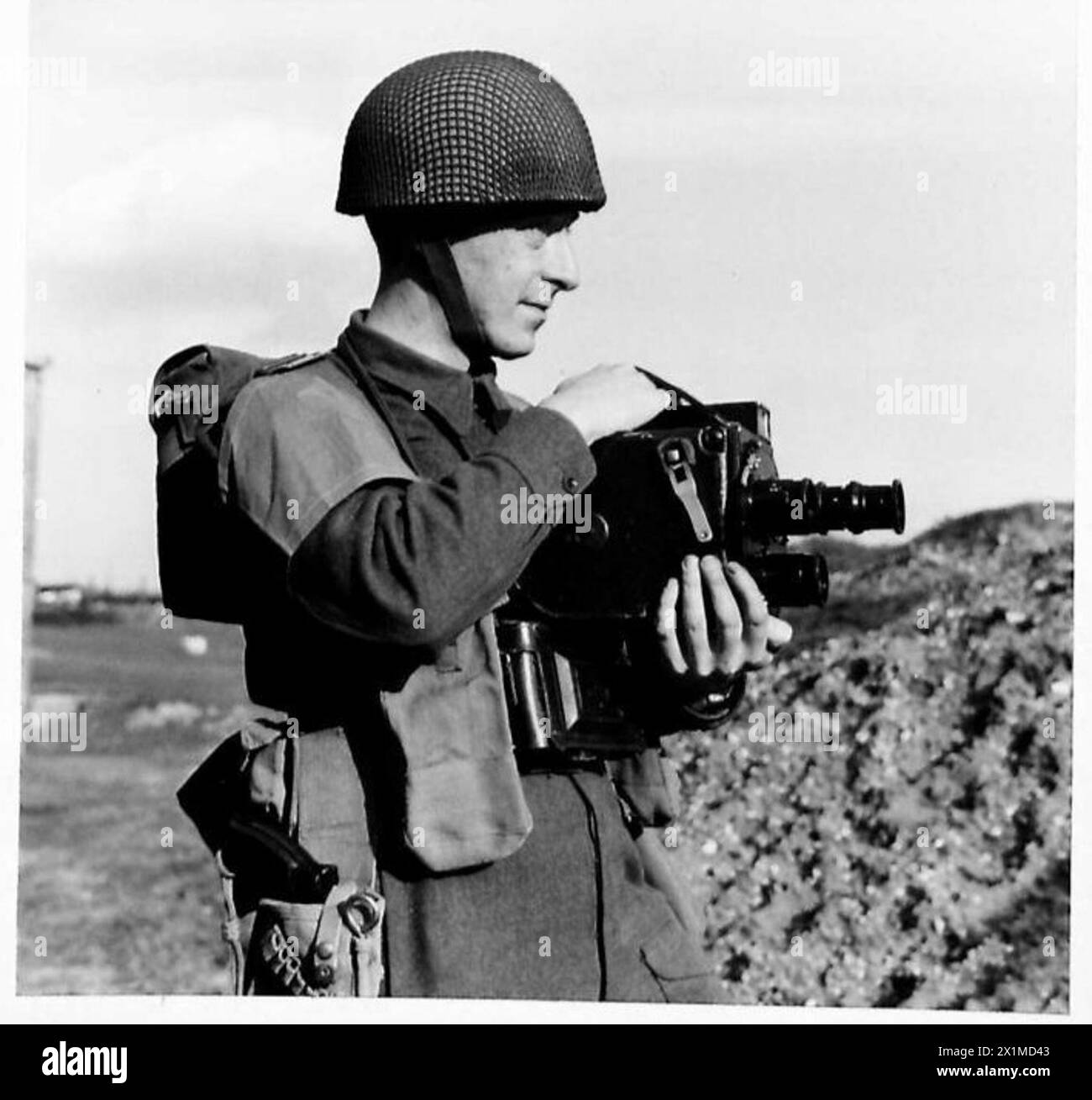 ARMY FILM & PHOTO UNIT KAMERAMANN - 14598194 - Sergeant Rennison, G.O., von der Durham Light Infantry. Er lebt in 14 Hillview Gardens, Alexandra Road, Sunderland und war Journalist im zivilen Leben. Er wurde während der ersten Phase der Kämpfe in der Normandie bei der britischen Armee verwundet Stockfoto