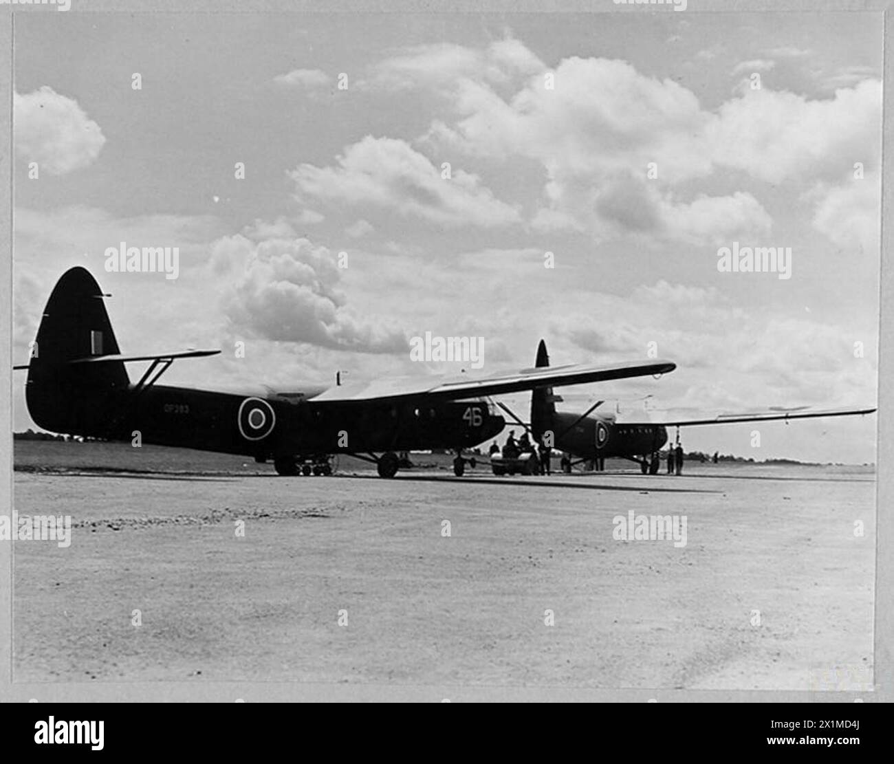 TRAINING 'HORSA' SEGELFLUGBESATZUNGEN : Eine UMBAUSTATION - 10341 Bodenansicht von zwei Horsa Segelflugzeugen, Royal Air Force Stockfoto