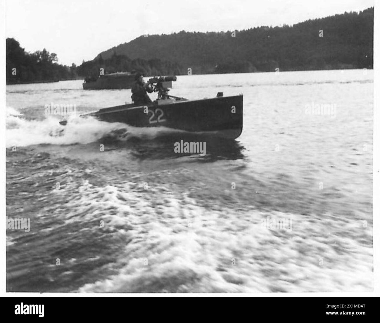 Die British Army Home Guard betreibt Schnellboote mit einem Maschinenschützer, der für den Einsatz im Rahmen von Küstenverteidigungsübungen bereit ist. Stockfoto