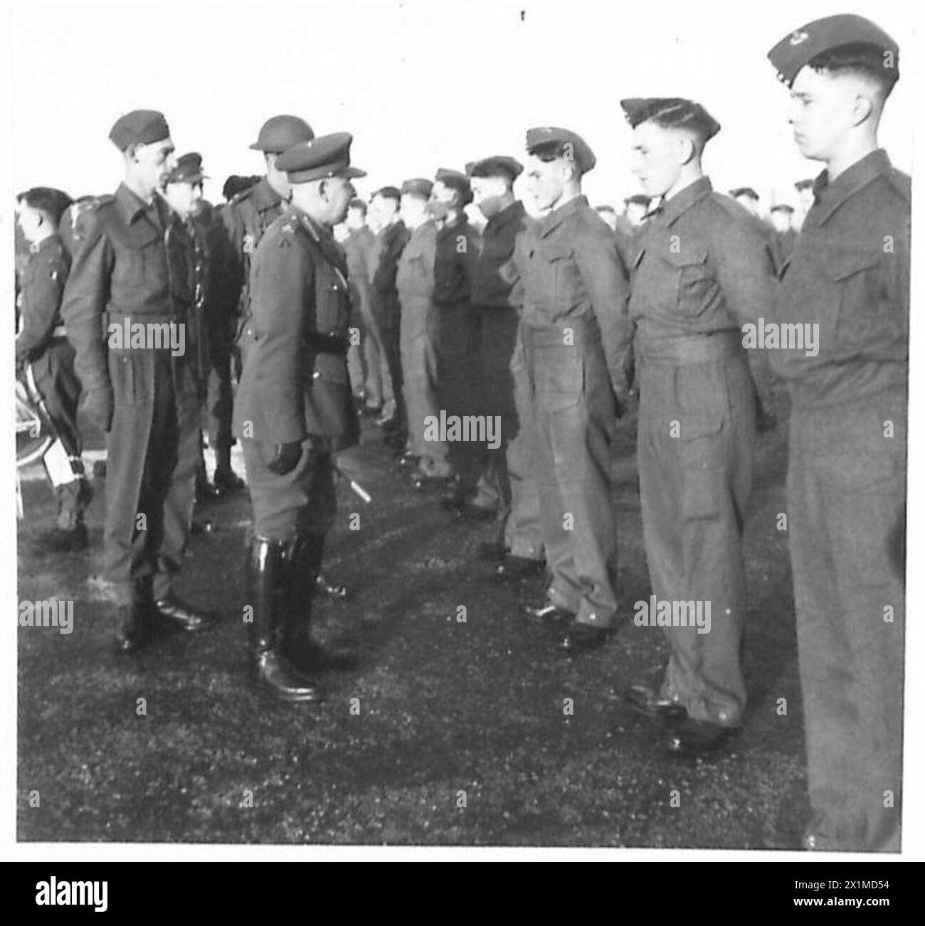 Ein General inspiziert ein Aufklärungsbataillon und spricht mit Rekruten, die sich am ersten Tag in Uniform, British Army, wohlfühlen. Stockfoto