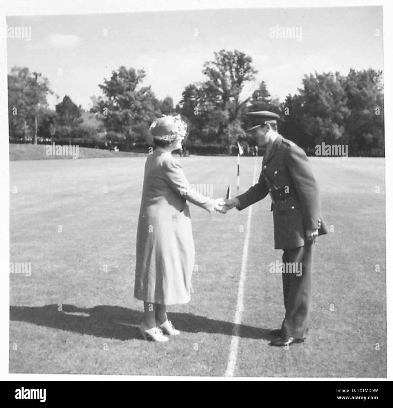 Die Königin inspiziert die Buchten der Königin und begrüßt den Kommandanten bei der Ankunft am Marlborough College, British Army. Stockfoto