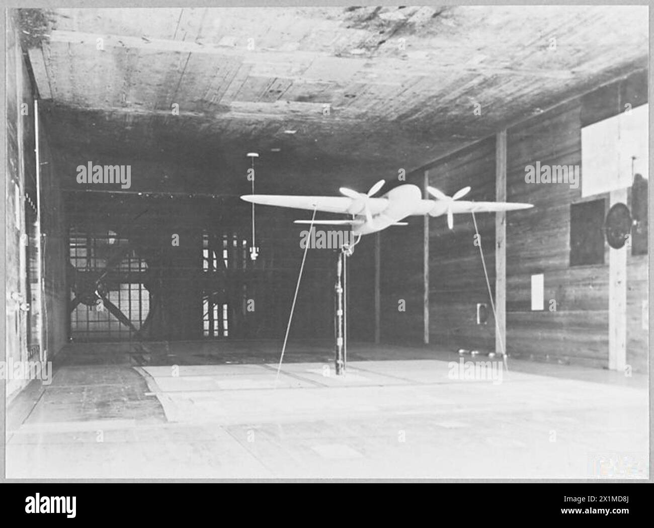 Ein Flugzeugmodell befindet sich in einem Duplex-Windkanal für aerodynamische Prüfungen und veranschaulicht die Forschungs- und Entwicklungsverfahren der RAF. Stockfoto