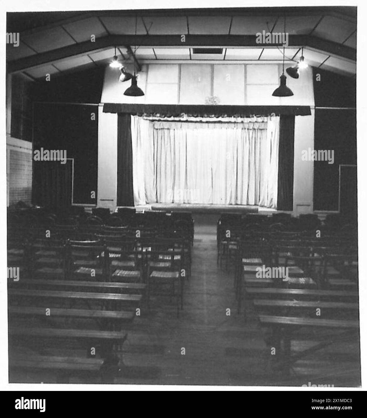 Innenansicht eines Theaters der britischen Armee, das aus geretteten Materialien gebaut wurde und Einfallsreichtum und Anpassungsfähigkeit in Kriegszeiten unterstreicht. Stockfoto