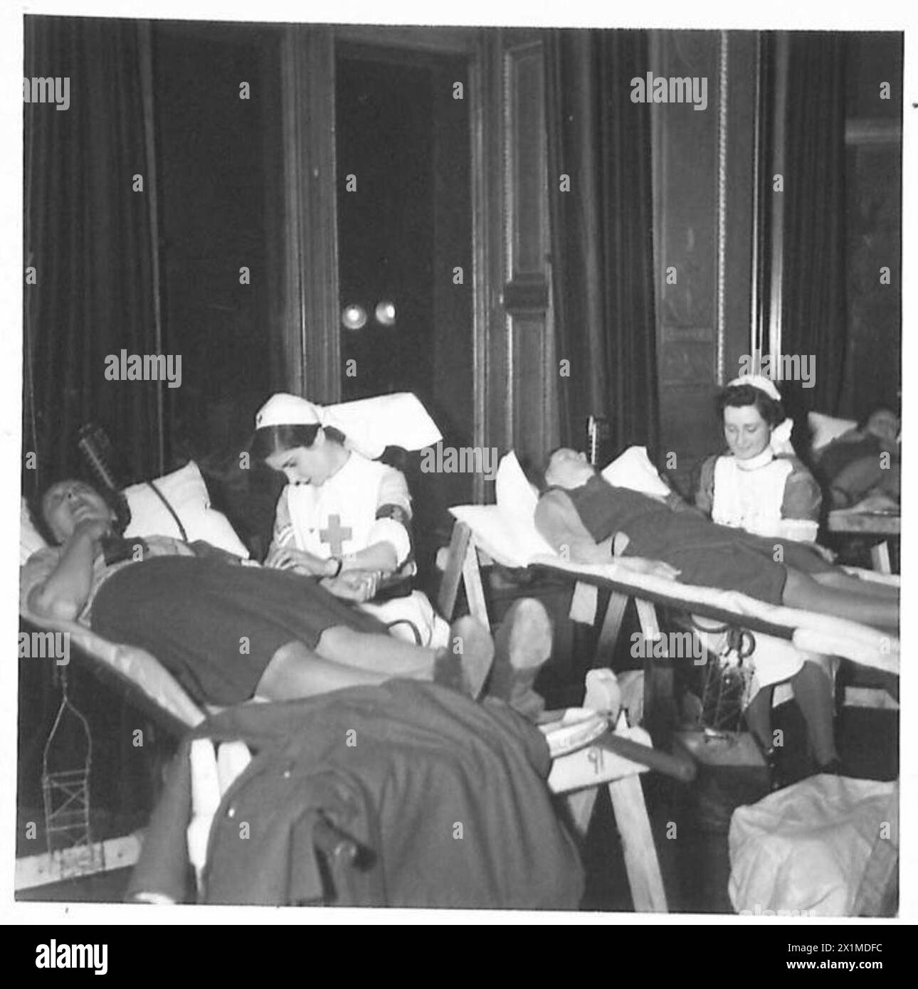 Freie französische ATS-Mitglieder spenden Blut in einer temporären Abteilung für die britische Armee. Stockfoto