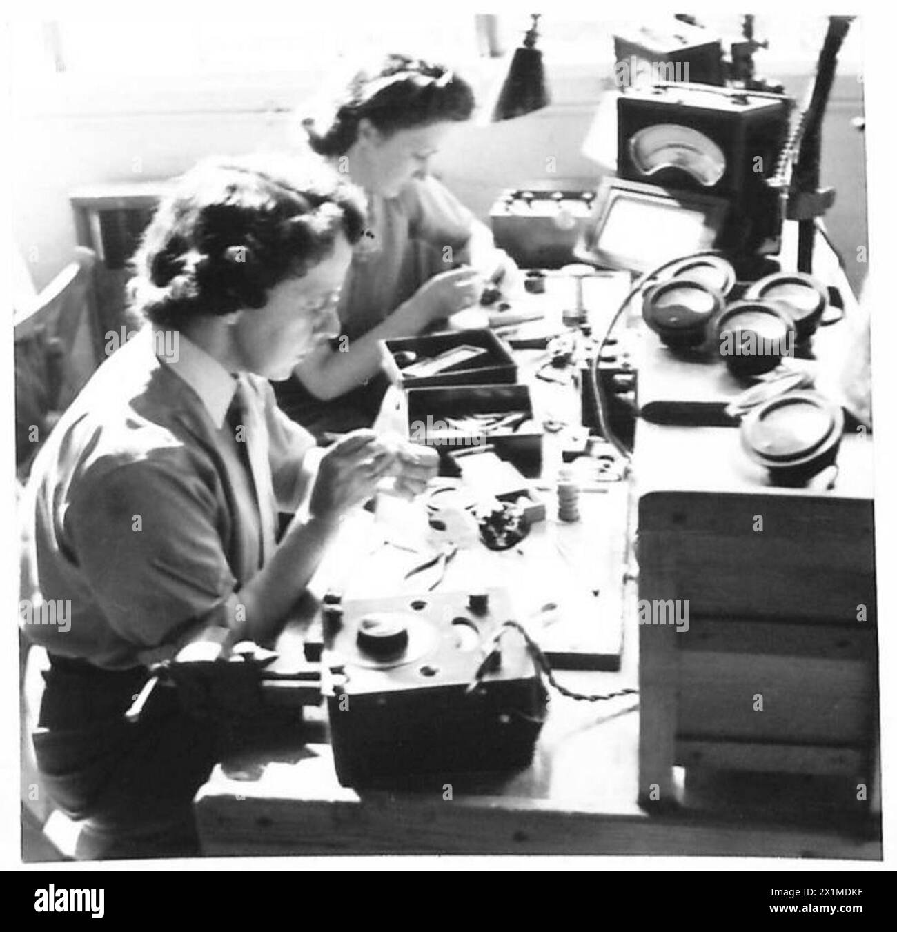 A.T.S. IN R.E.M.E. WERKSTÄTTEN - Storewomen I und T auf Meter Reparaturen, British Army Stockfoto