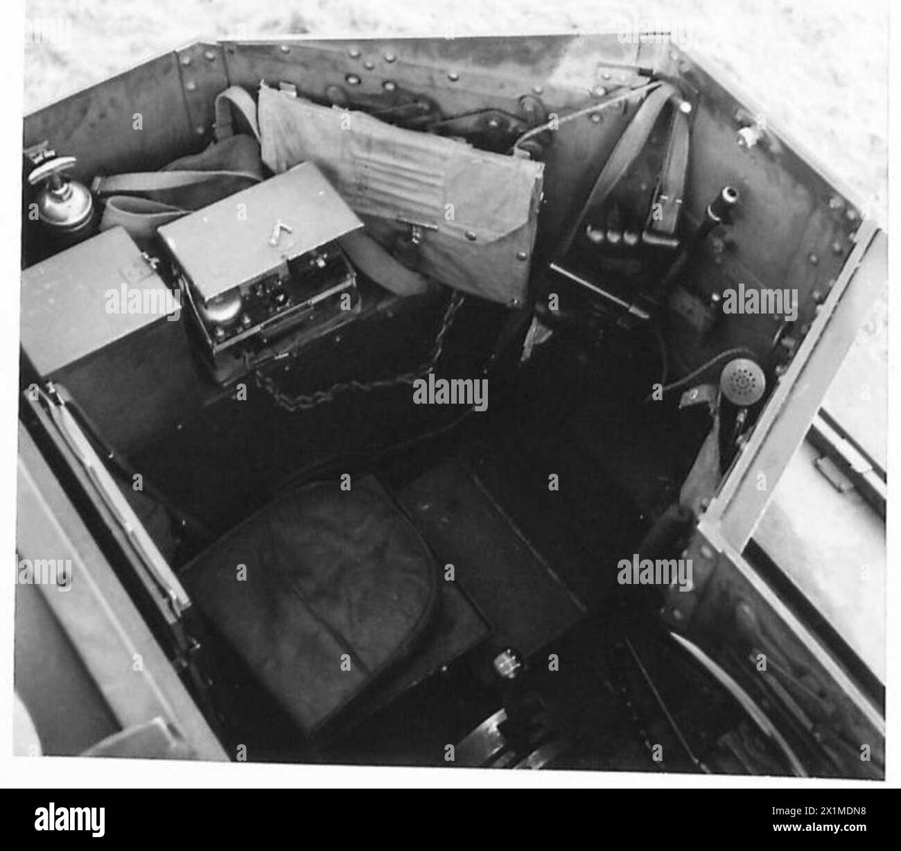 Das vordere Fach eines gepanzerten Operationsnetzbetreibers wurde so modifiziert, dass es die Funkgeräte Nr. 11 und Nr. 18 trägt, einschließlich der Vorrichtungen für Telefon D Mk. V unter Aufsicht der britischen Armee. Stockfoto