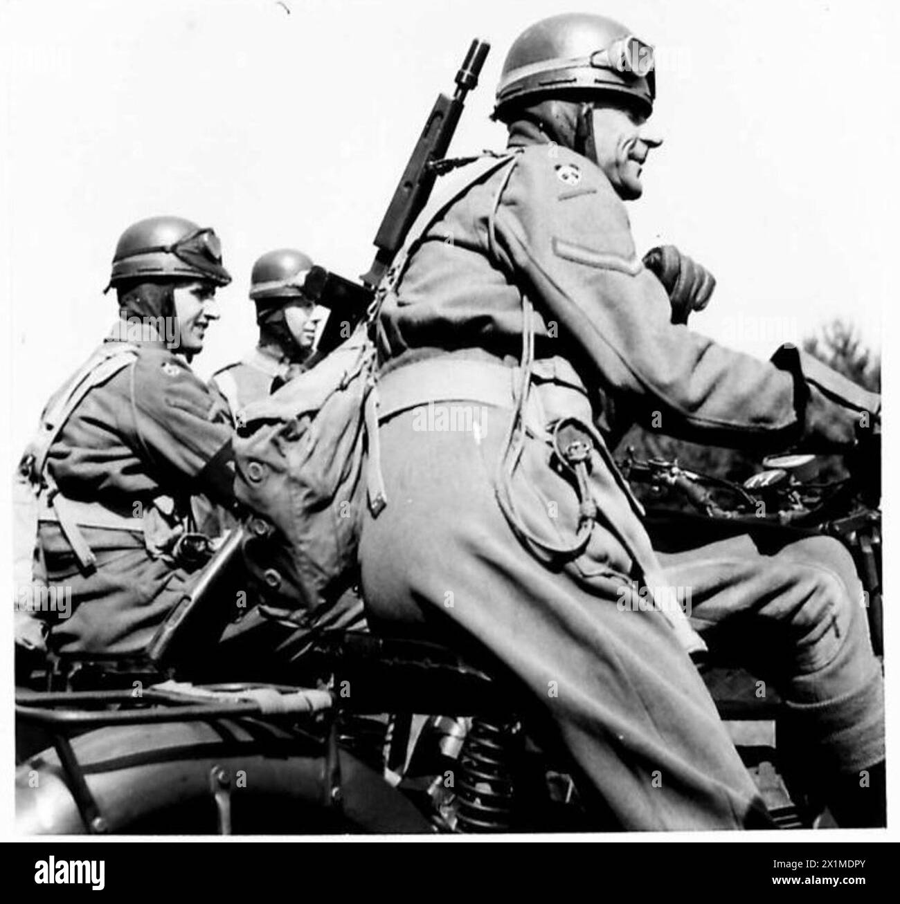 Panzerbesatzungsmitglieder dienen als Spezialpolizisten und beobachten Kollegen auf dem Gewehrfeld der British Army. Stockfoto