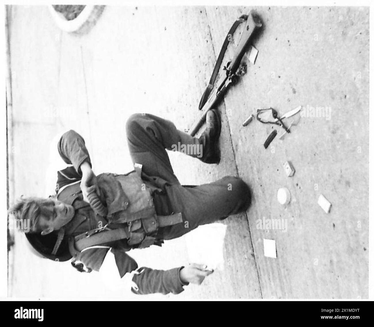 Das Personal der britischen Armee übt Anti-Gas-Verfahren aus, demonstriert die korrekte Verwendung von Gasmasken und identifiziert häufige Fehler mit Masken-Behältern. Stockfoto