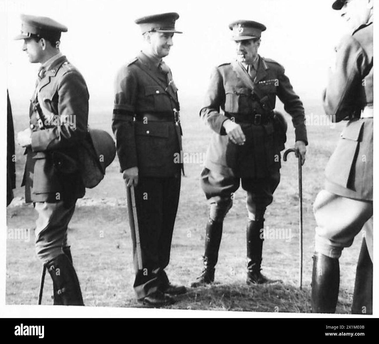 DIE POLNISCHE ARMEE IN GROSSBRITANNIEN, 1940-1947 – Oberst Churchill (Mitte links) und General A. T. Miller vom schottischen Kommando (Mitte rechts), im Gespräch während der Übung. Foto gemacht in Elie, Fifeshire. Eine Demonstration des Trainings der 4. Cadre Rifle Brigade (zukünftige 1. Polnische unabhängige Fallschirmbrigade), gefolgt von einer Übung, bei der vollständig ausgebildete Fallschirmjäger eingesetzt wurden, wurde von General Władysław Sikorski, dem C-in-C der polnischen Streitkräfte, beobachtet. Der erste Kurs der Schulung ist das Lernen der richtigen Landeweise. Dies wird mittels trai gelernt Stockfoto