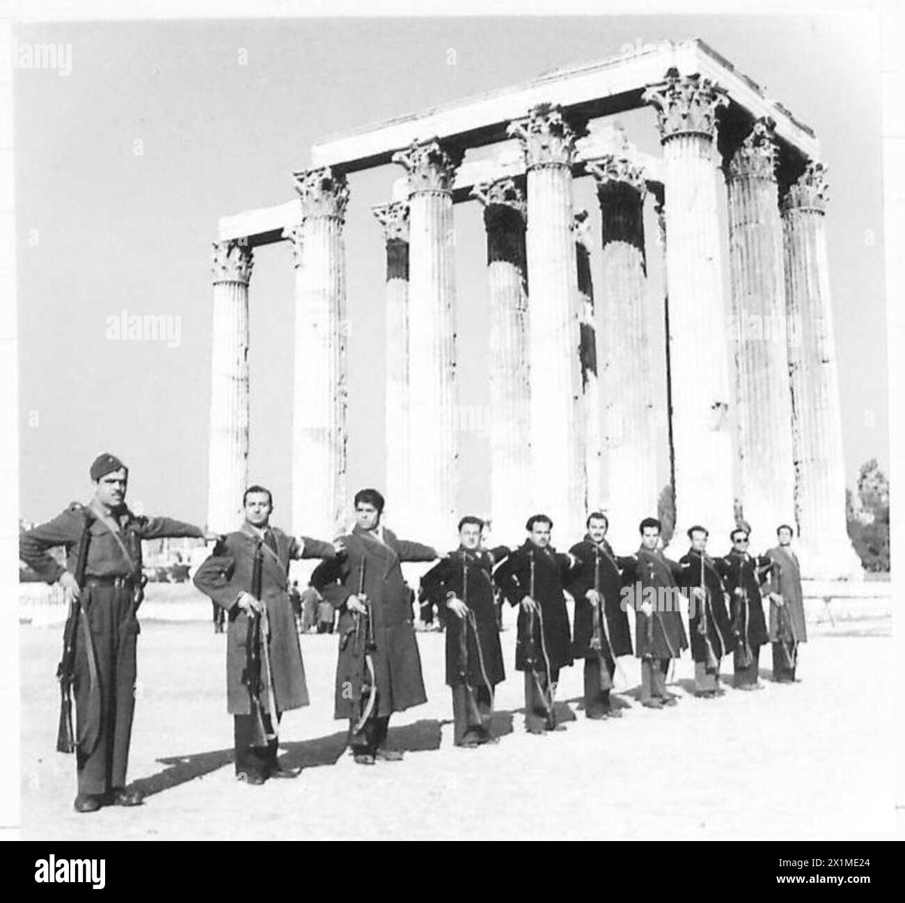 Rekruten der griechischen Nationalgarde führen unter der Leitung eines ausgebildeten Soldaten, der britischen Armee, eine Übung zum richtigen Kleid durch. Stockfoto Rekruten der griechischen Nationalgarde führen unter der Leitung eines ausgebildeten Soldaten, der britischen Armee, eine Übung zum richtigen Kleid durch. Stockfoto