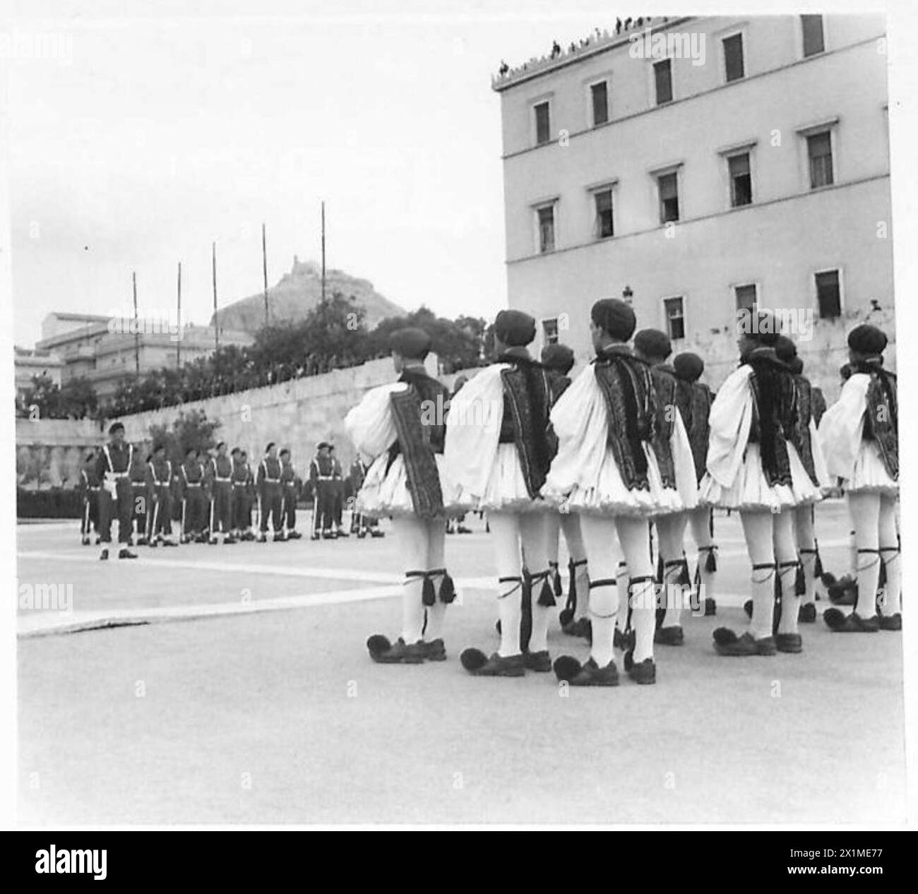Die britische und die griechische Ehrengarde werden während eines Besuchs des Oberbefehlshabers des Mittelmeerraums in Griechenland zu einer Parade aufgereiht. Stockfoto Die britische und die griechische Ehrengarde werden während eines Besuchs des Oberbefehlshabers des Mittelmeerraums in Griechenland zu einer Parade aufgereiht. Stockfoto