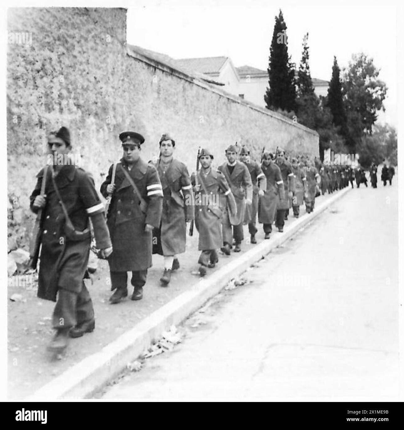 Die Mitglieder der griechischen Nationalgarde waren insgesamt über 5.000 Bataillone, die in neun Bataillone organisiert waren, darunter ein Bataillon ehemaliger Armeeoffiziere, die blau und weiß gestreifte Armbänder trugen. Stockfoto