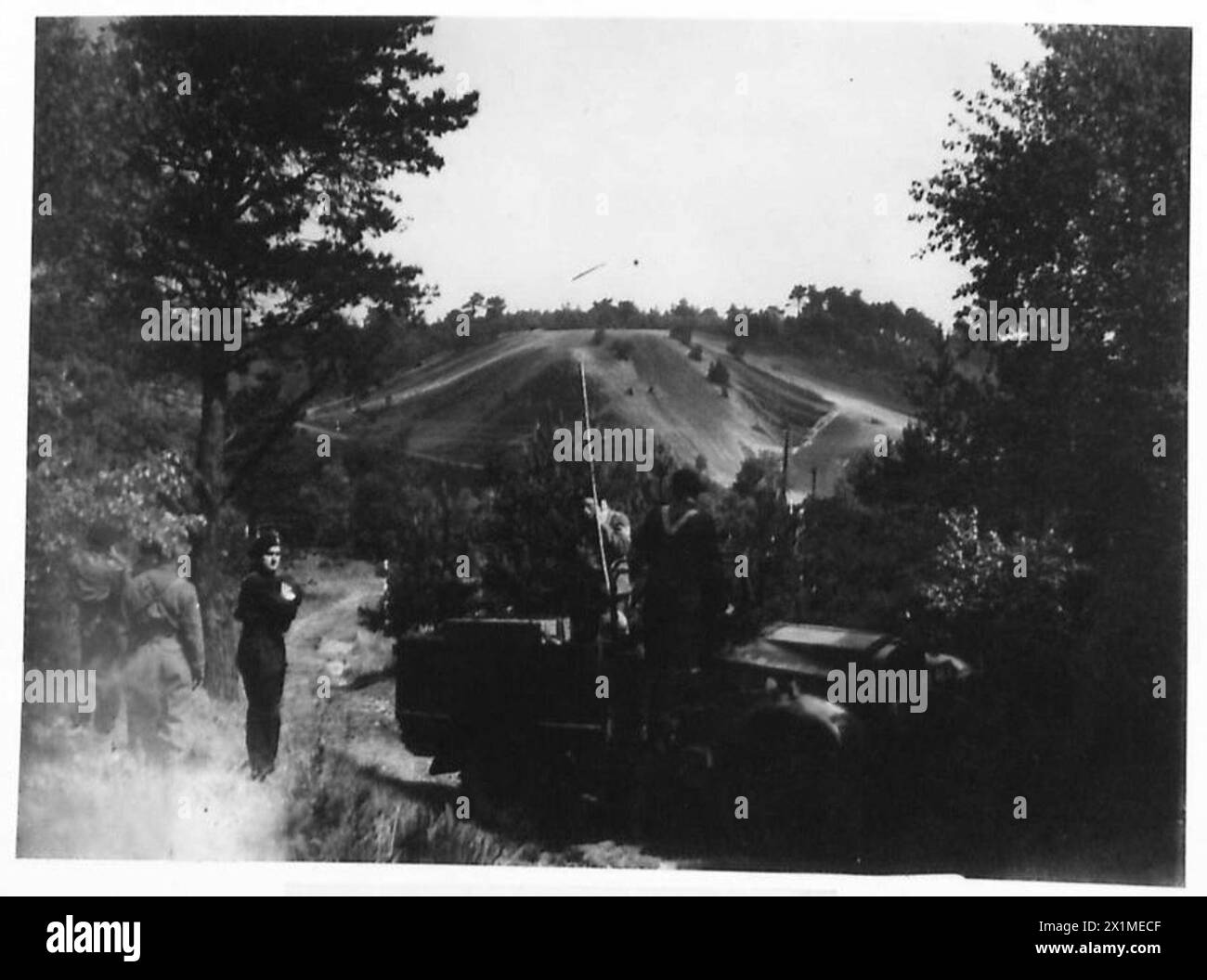 Türkische Parlamentsabgeordnete und Redakteure beobachten eine mobile Signaleinheit beim Aldershot Command unter der britischen Armee. Stockfoto