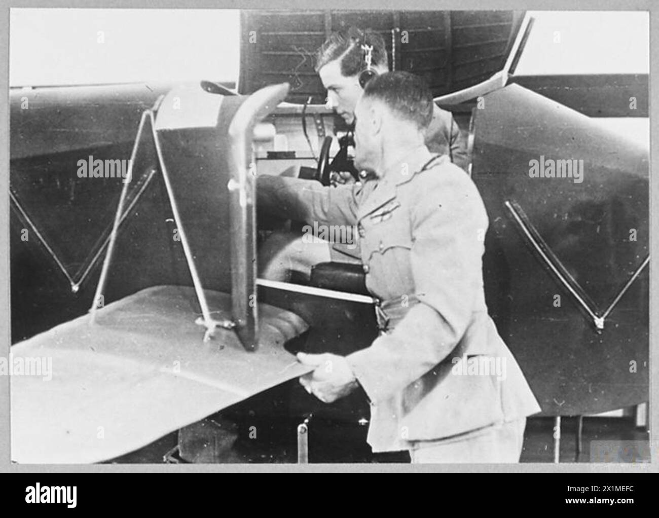 Pilot Fricker erhält Flugausbildung in Südafrika im Rahmen des Commonwealth Joint Air Training Plan Using a Link Trainer, 1943, Royal Air Force. Stockfoto