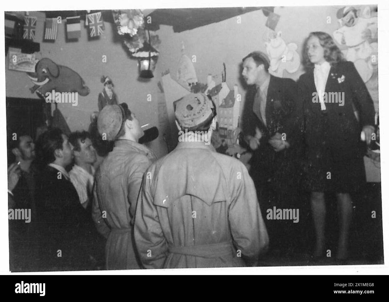 SZENEN IN Einem STUDENTENCAFÉ IN BRÜSSEL - Bilder im „Wooden Leg“, die die Studenten und britischen Soldaten zeigen, die sich amüsieren, British Army, 21st Army Group Stockfoto