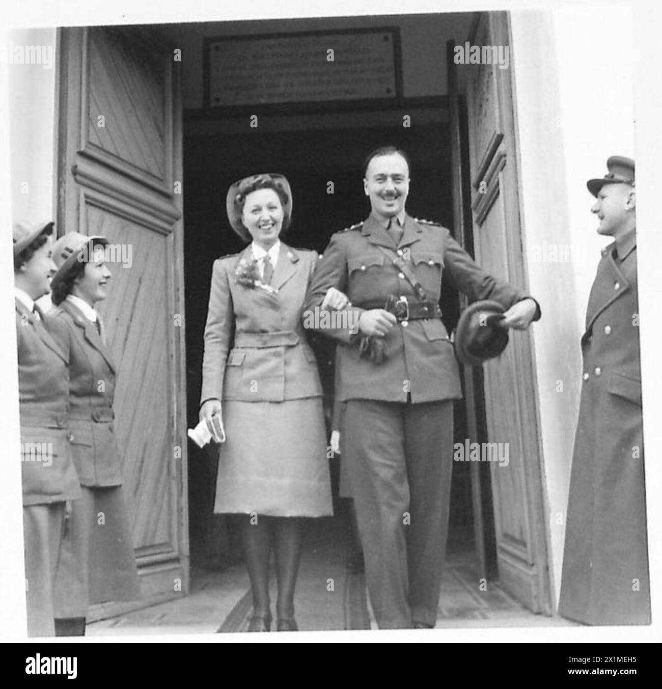 Eine Braut und ein Bräutigam verlassen eine Kirche nach ihrer Trauung während der Zeit des britischen Militärdienstes in Nordafrika, Sizilien, Italien, dem Balkan und Österreich von 1942 bis 1946. Stockfoto