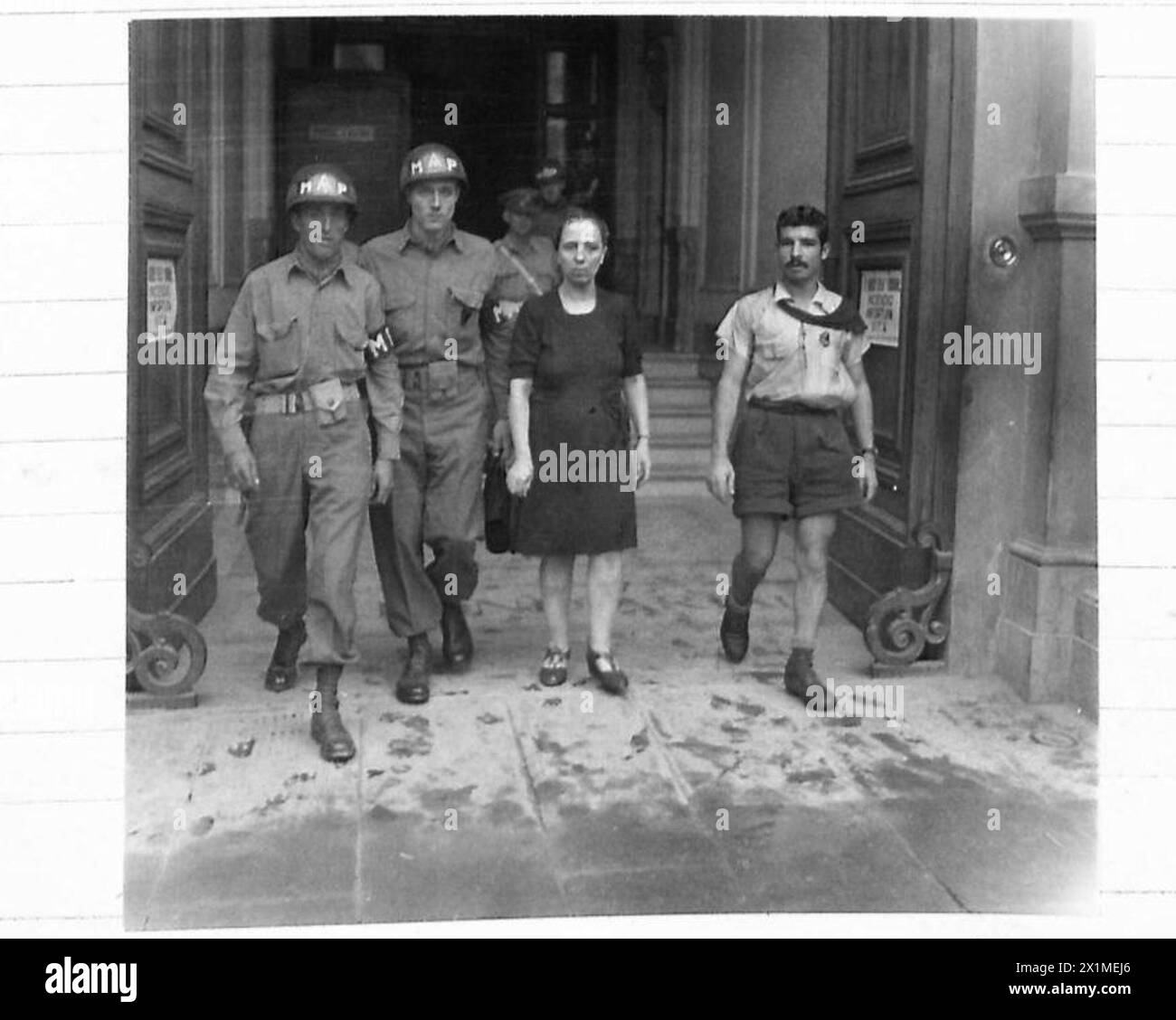 UMGEBUNG VON FLORENZ: VERSCHIEDENE - Signorina Eveliane wird zum Hauptquartier der F.S. in Florenz gebracht und verhört. Sie behauptete, dass sie nur verwundeten Soldaten geholfen habe und musste sich der Brigato Bruno Fancuillassi anschließen, um ihre Arbeit in der British Army fortzusetzen Stockfoto
