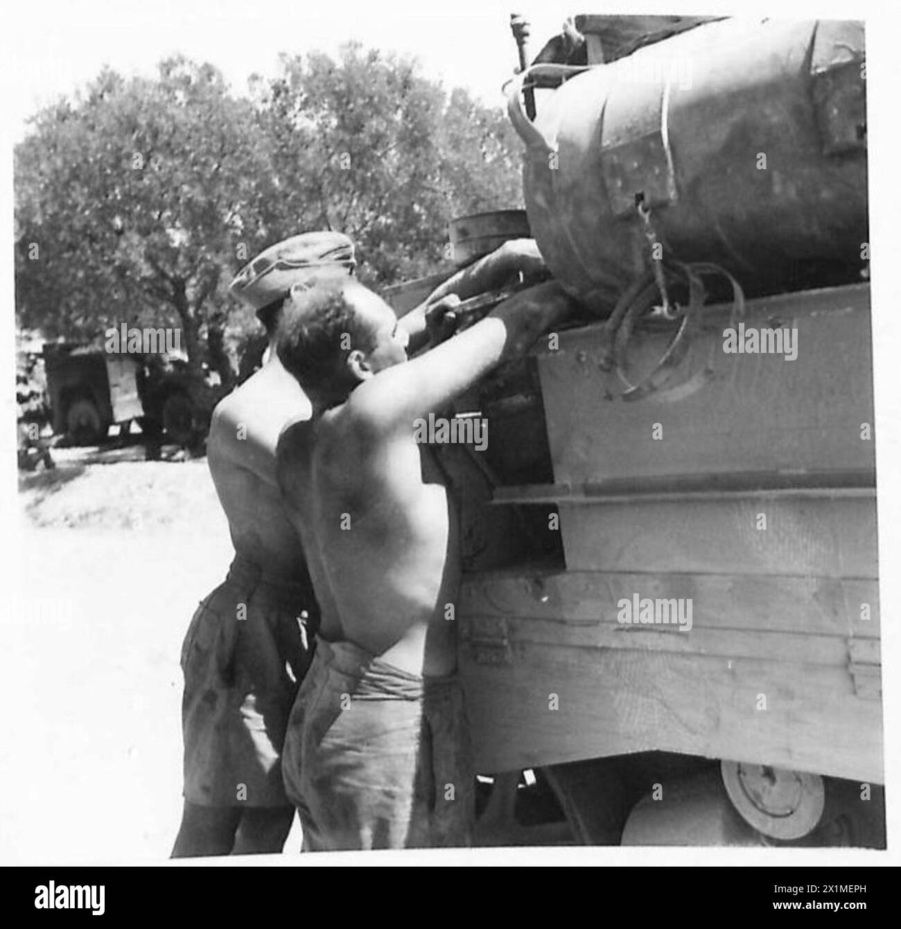 Der Handwerker Koganoshi aus London bringt einen Luftfilter in einen Honigtank als Teil von Abdichtungsvorbereitungen für kombinierte Operationen, British Army. Stockfoto