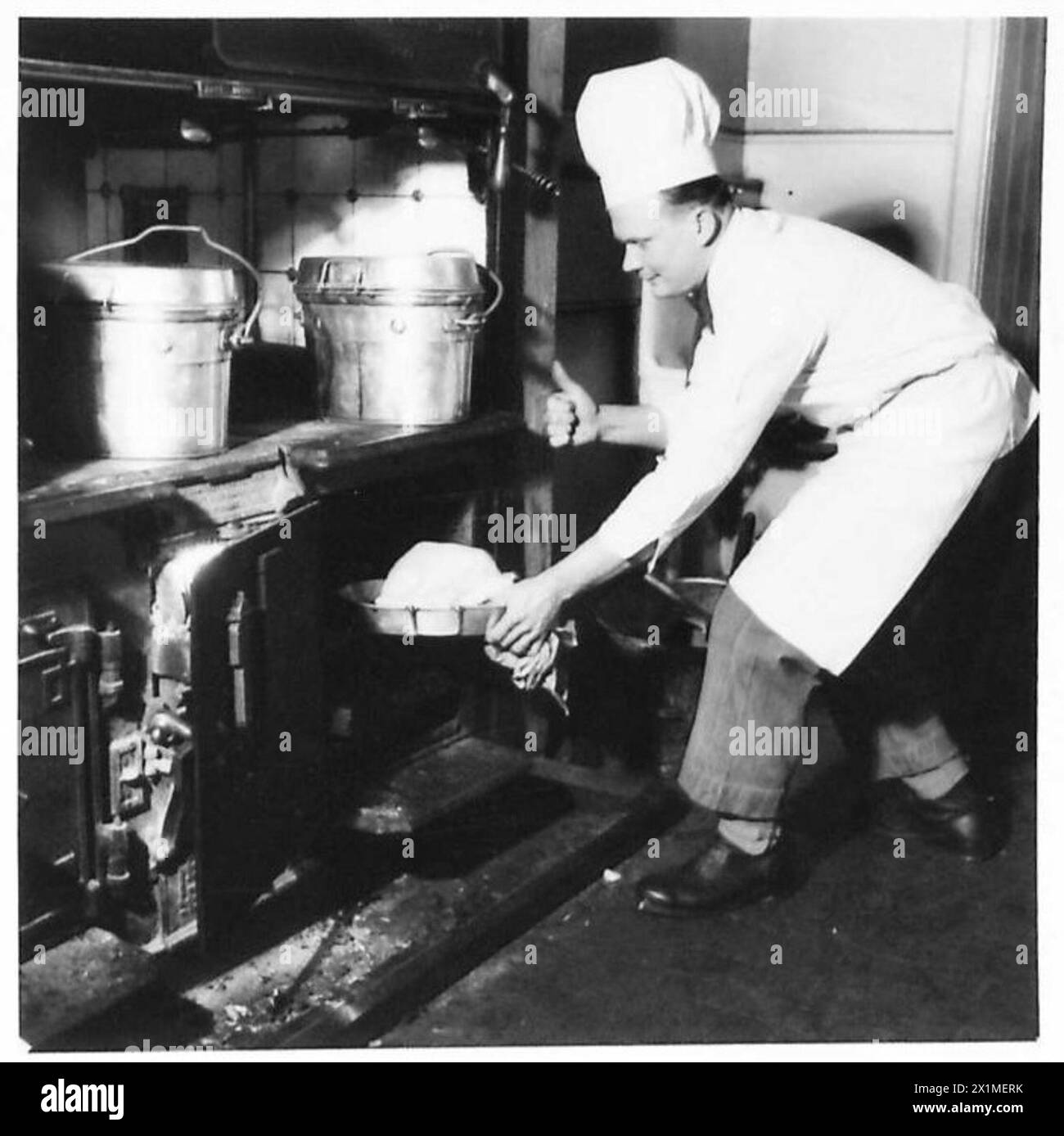 Ein Koch arbeitet in der Offizierskantine der 1st Brigade in Cupar, Schottland, und veranschaulicht das häusliche und soziale Leben der 1st Rifle Brigade, 1940–1947. Stockfoto
