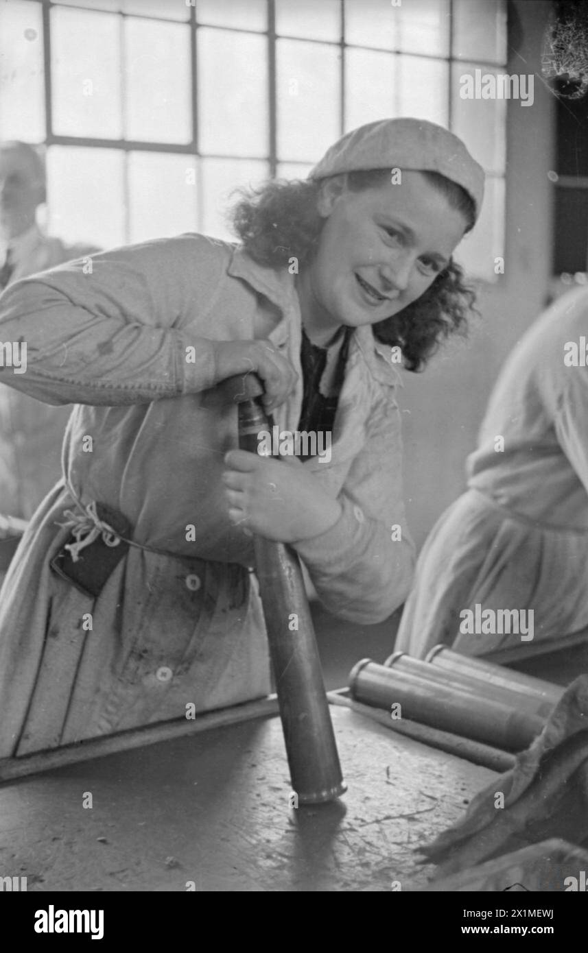 Eine Fabrikarbeiterin baut 1941 in einer Tankfüllfabrik des Ministeriums für Versorgung in England eine Tankhülle auf. Stockfoto