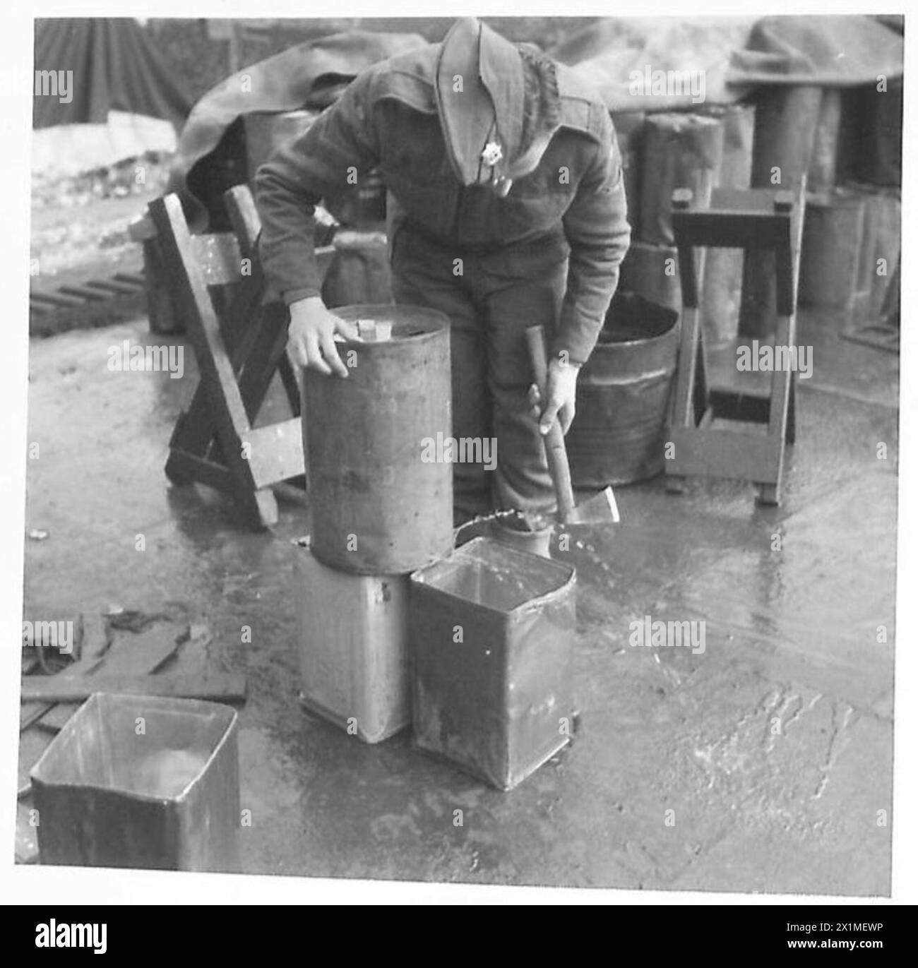 Im Benzindepot Nr. 10 in Carnforth, Lancashire, entfernen Mitarbeiter der britischen Armee Wasser aus den Fässern, indem sie sie „entlüften“, bis nur reines Öl übrig bleibt. Stockfoto