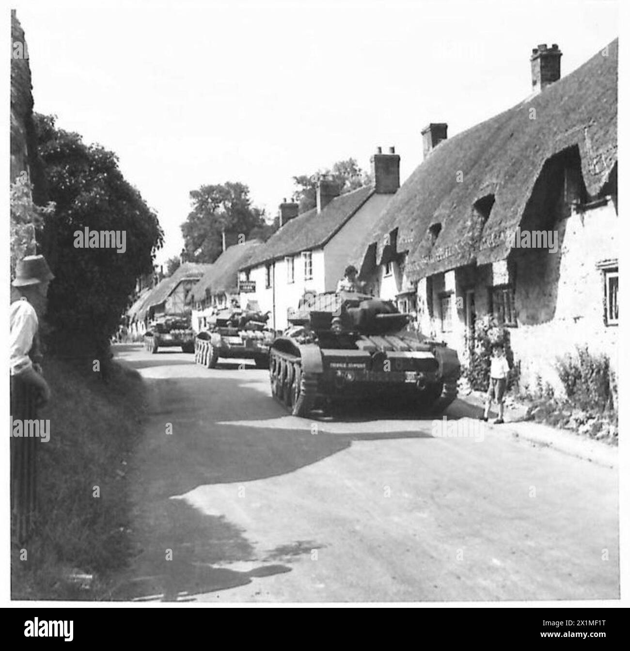 ALT UND MODERN - drei Mk. V Covenanter Panzer, die durch die Hauptstraße von Stockton, Wiltshire, British Army fahren Stockfoto