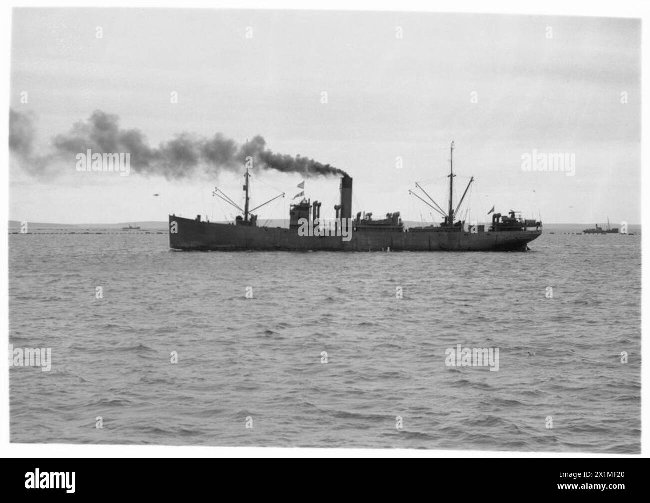 Die HMS BALTONIA, ein Versorgungsschiff der britischen Flotte, liegt während des Zweiten Weltkriegs an einem Flottenstandort vor Ort, transportiert Vorräte und bietet Erholungsraum für Kriegsschiffbesatzungen während des Hafens. Stockfoto