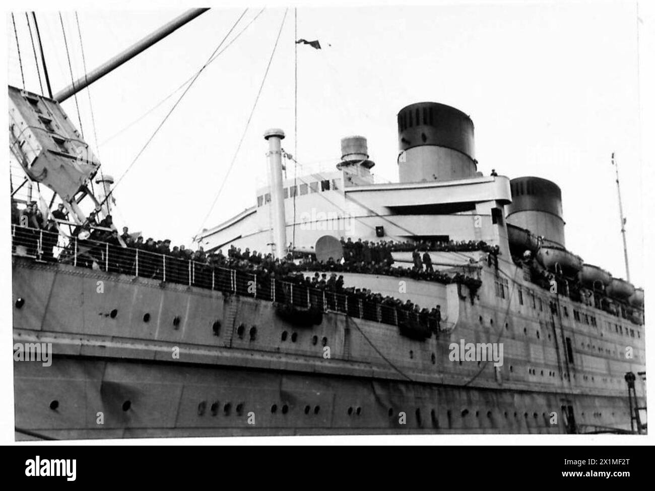Truppen und Zivilisten, die aus dem Fernen Osten zurückgeführt wurden, säumen das Deck der Mauretanien und warteten darauf, unter der britischen Armee von Bord zu gehen. Stockfoto
