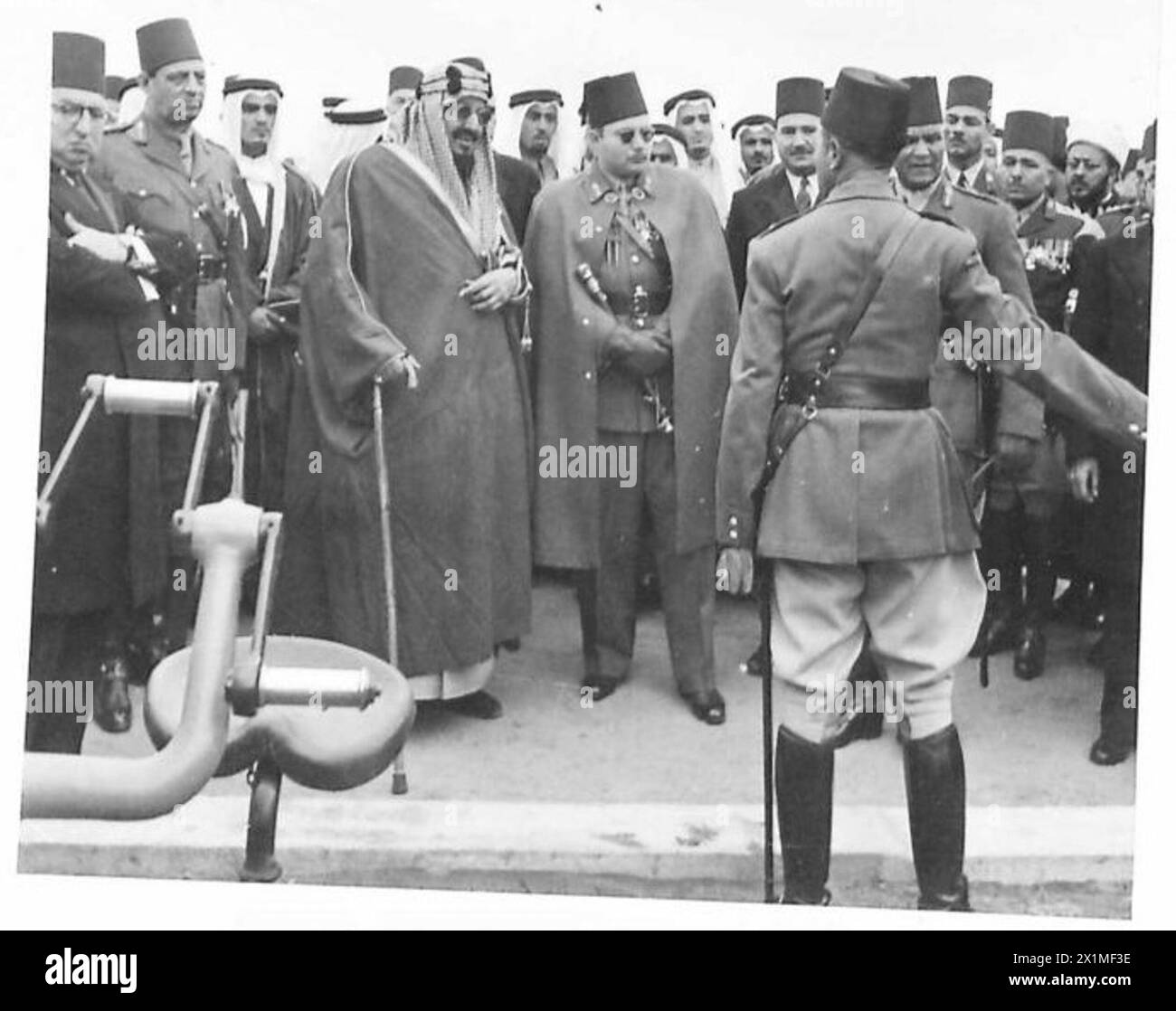 König Ibn Saud und der ägyptische König beobachten eine Demonstration schwerer Flugabwehrartillerie. Stockfoto