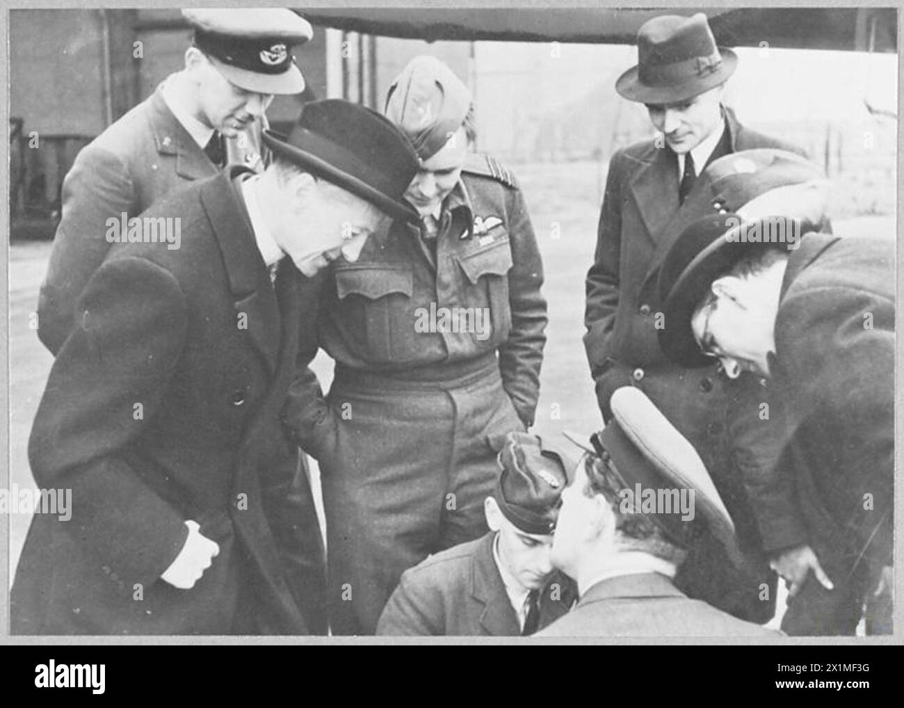 Lord Moyne inspiziert die Ausrüstung und das Schlauchboot in einer Bomberstation der Royal Air Force. Stockfoto Lord Moyne inspiziert die Ausrüstung und das Schlauchboot in einer Bomberstation der Royal Air Force. Stockfoto