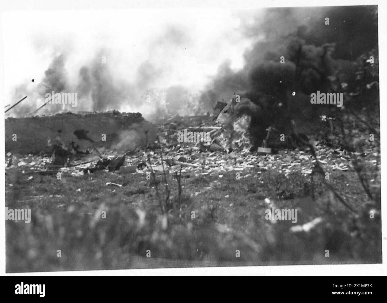 Ein Bomber stürzt in Cahagnolies ab und verursacht ein Feuer, das von britischen Armeepersonal der 21. Armeegruppe beobachtet wurde. Stockfoto