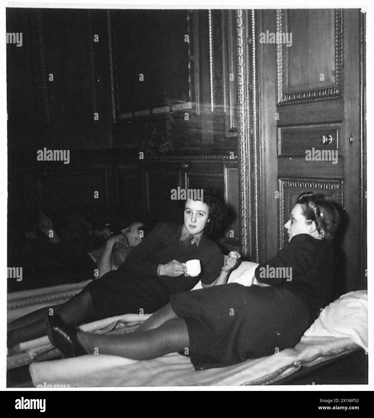 Kostenloses französisches ATS-Personal ruht sich aus und erhält Erfrischungen nach Blutspende für die britische Armee. Stockfoto