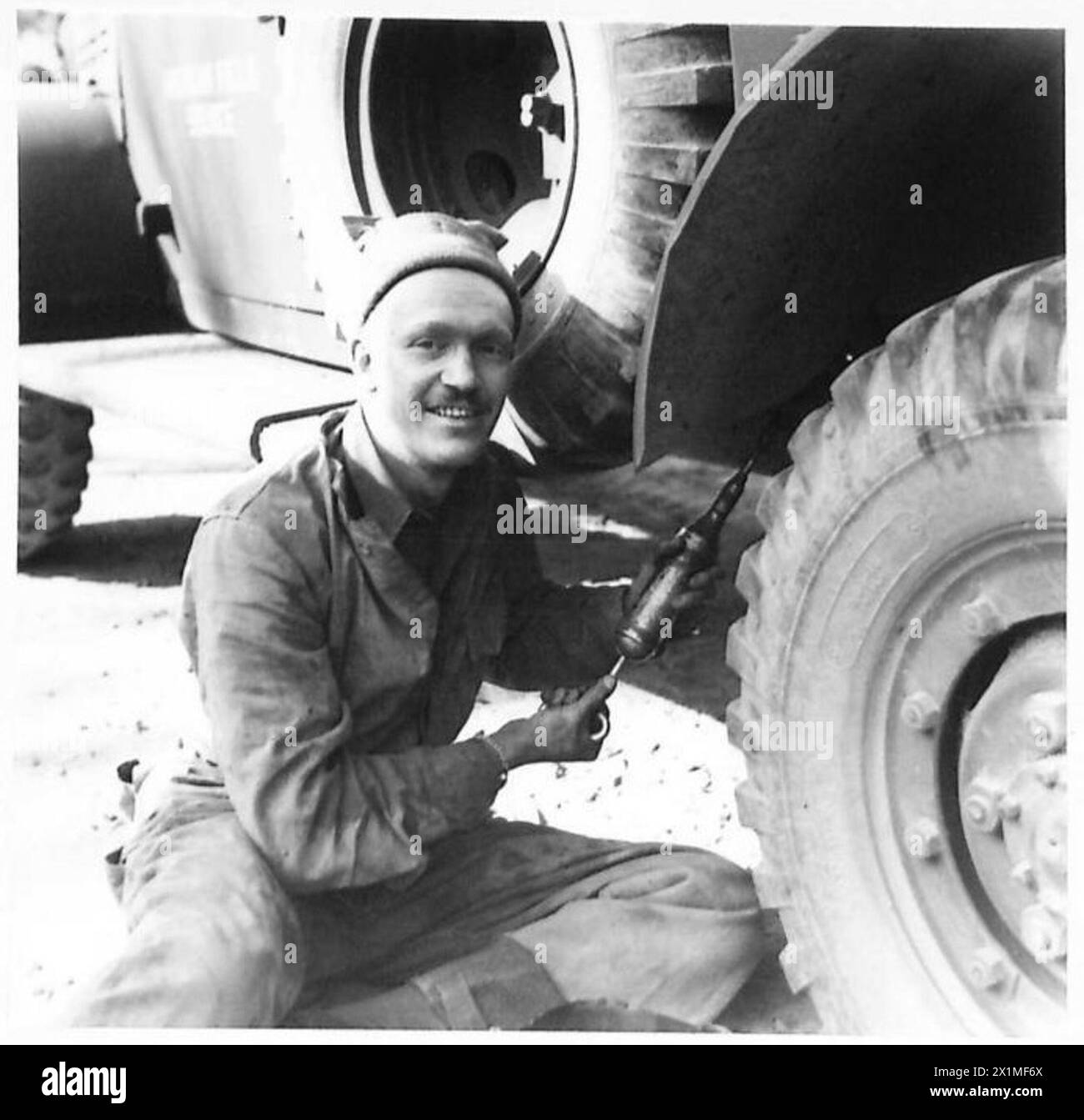 Archie K. Smith, 29 Jahre alt aus Harrisburg, Pennsylvania, dient neun Monate lang im American Field Service der 8. Armee und unterstützt Operationen der britischen Armee. Stockfoto