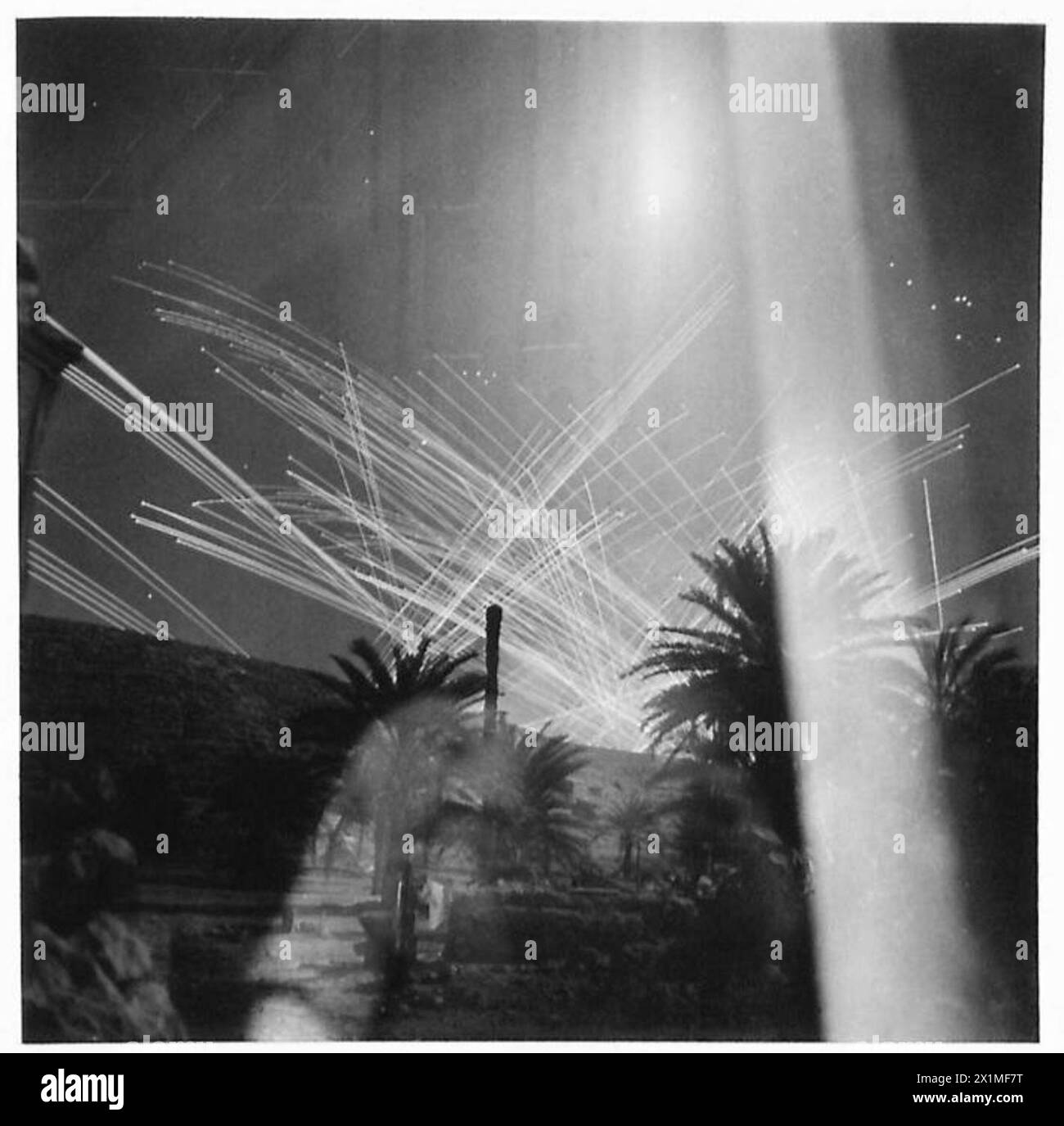 Während eines nächtlichen Luftangriffs auf Tobruk bricht ein Flugabwehrfeuer aus, wobei die Verteidigung der britischen Armee eingreift. Stockfoto