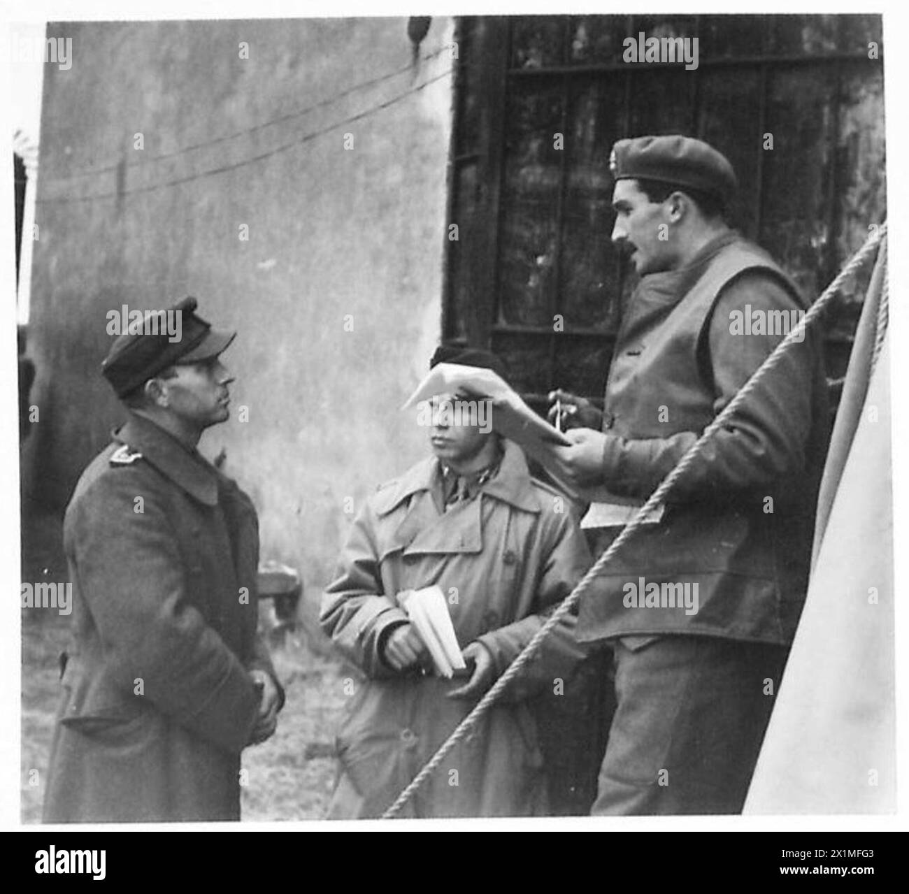 ITALIEN : ALLIIERTER LANDINGSSOUTH VON ROM - Ein deutscher Offizier der 29 Panzergrenadiere wird verhört, britische Armee Stockfoto