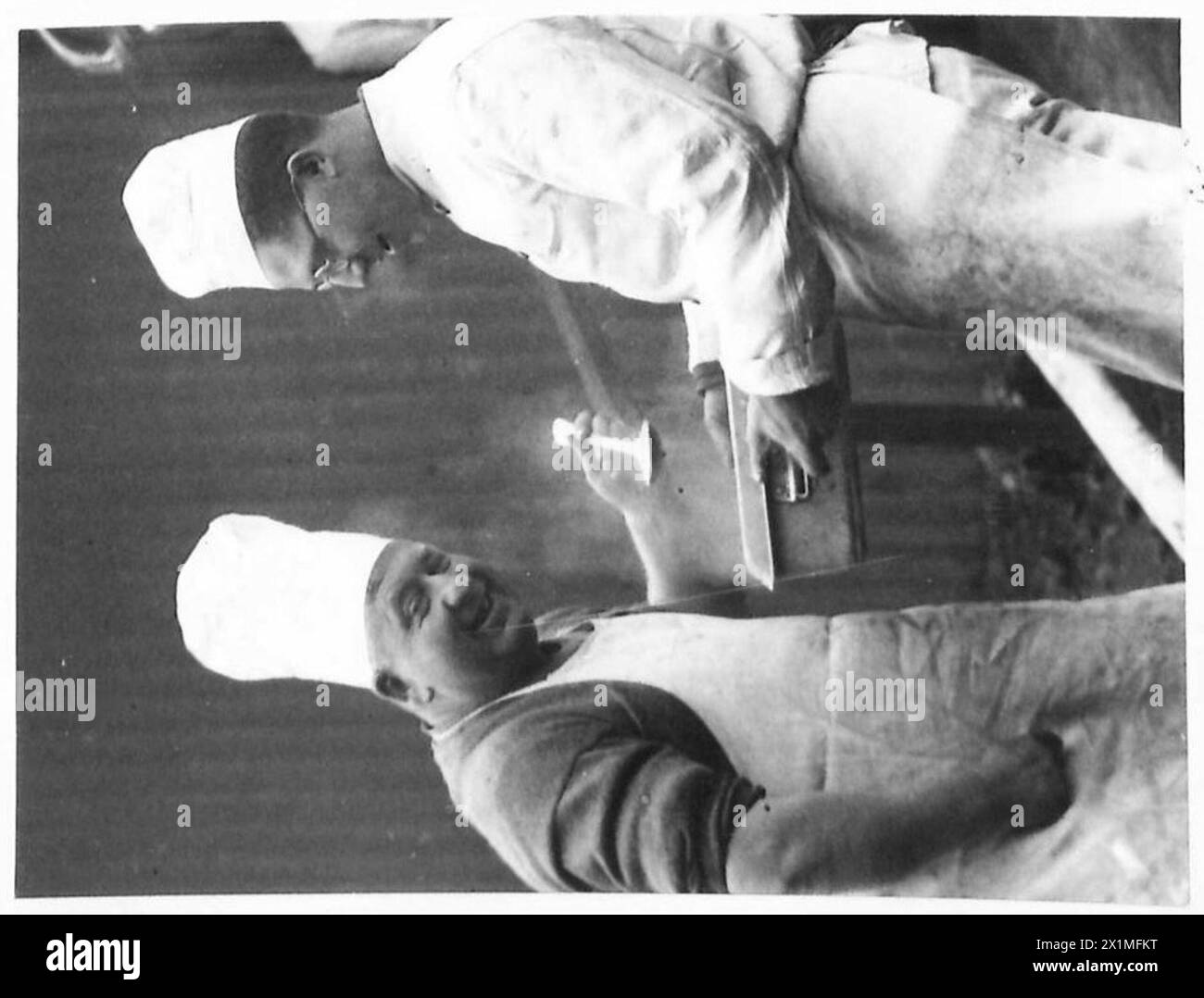 Der Chefkoch an der Army School of Cookery in Aldershot schmeckt Suppe als Teil der Lebensmittelzubereitung und Qualitätskontrolle in der Kochausbildung der British Army. Stockfoto