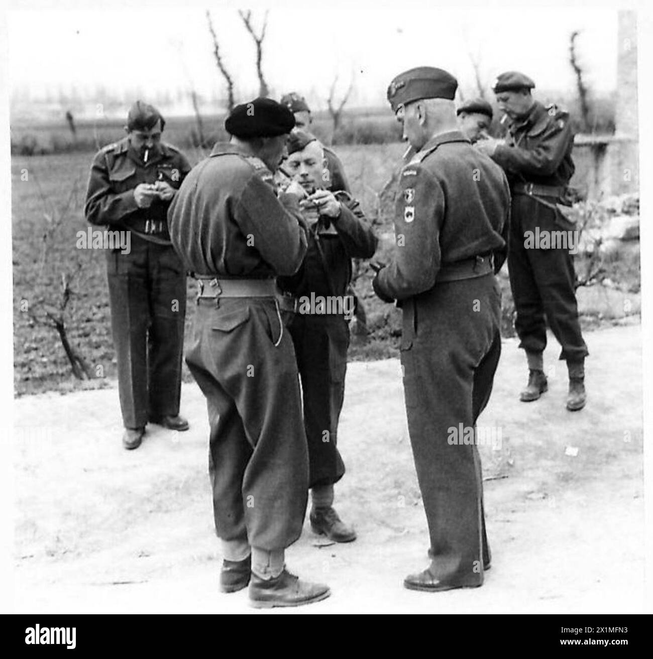 DIE POLNISCHE ARMEE IM ITALIENISCHEN FELDZUG, 1943-1945: General Kazimierz Sosnkowski, der C-in-C der polnischen Streitkräfte, und General Władysław anders, der Befehlshaber des 2. Polnischen Korps, halten inne, um eine Zigarette anzuzünden. Leutnant Eugeniusz Lubomirski, Adjutant von General anders, ist der erste von rechts im Hintergrund. Foto aufgenommen in Boiano, 9. April 1944, polnische Armee, polnische Streitkräfte im Westen, polnisches Korps, II, Sosnkowski, Kazimierz, Anders, Władysław, Lubomirski, Eugeniusz Stockfoto