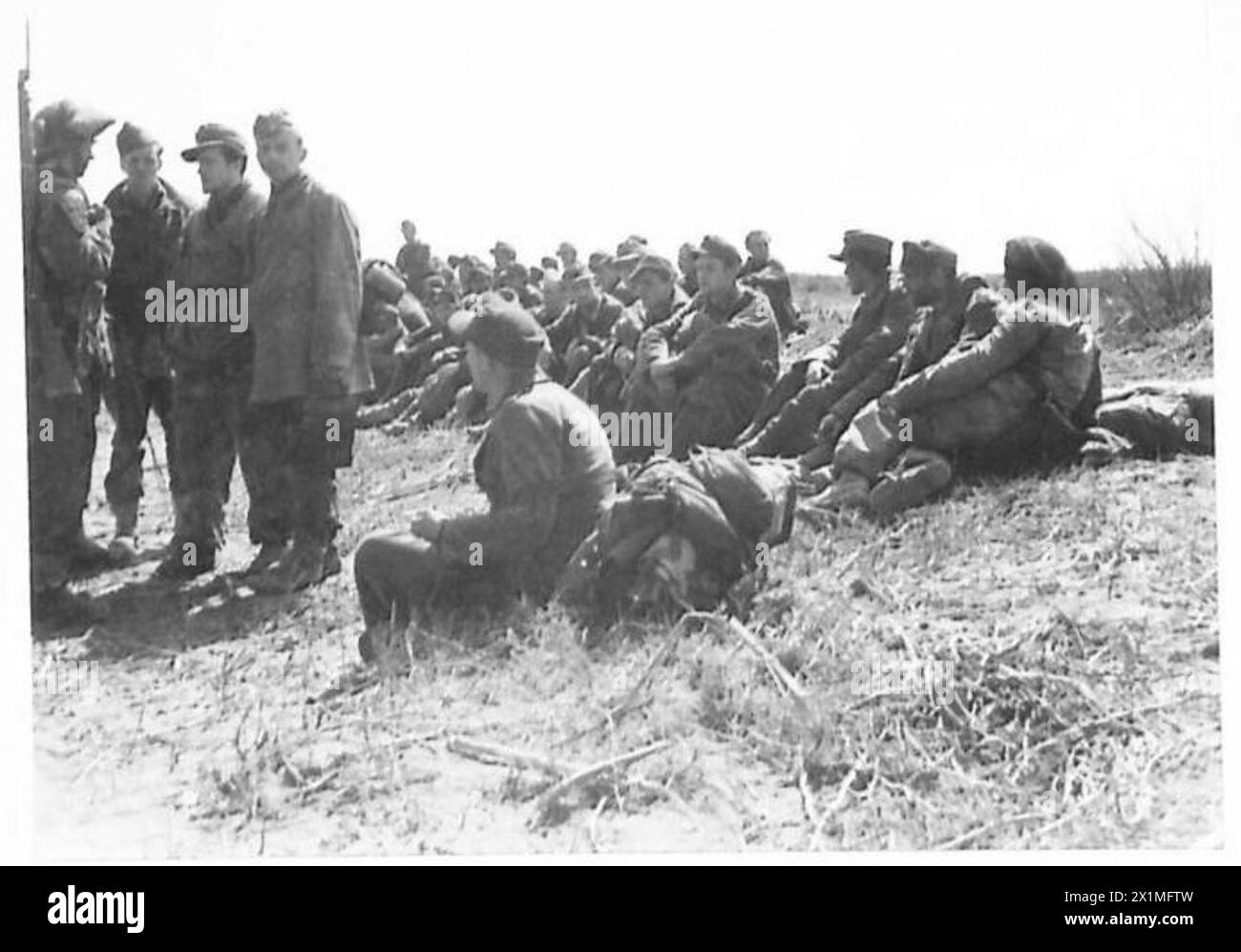 Ceiso Pratesi, ein faschistischer Führer, wird vor dem Partisan-Hauptquartier in Ciggiano von der britischen Armee verhaftet. Stockfoto
