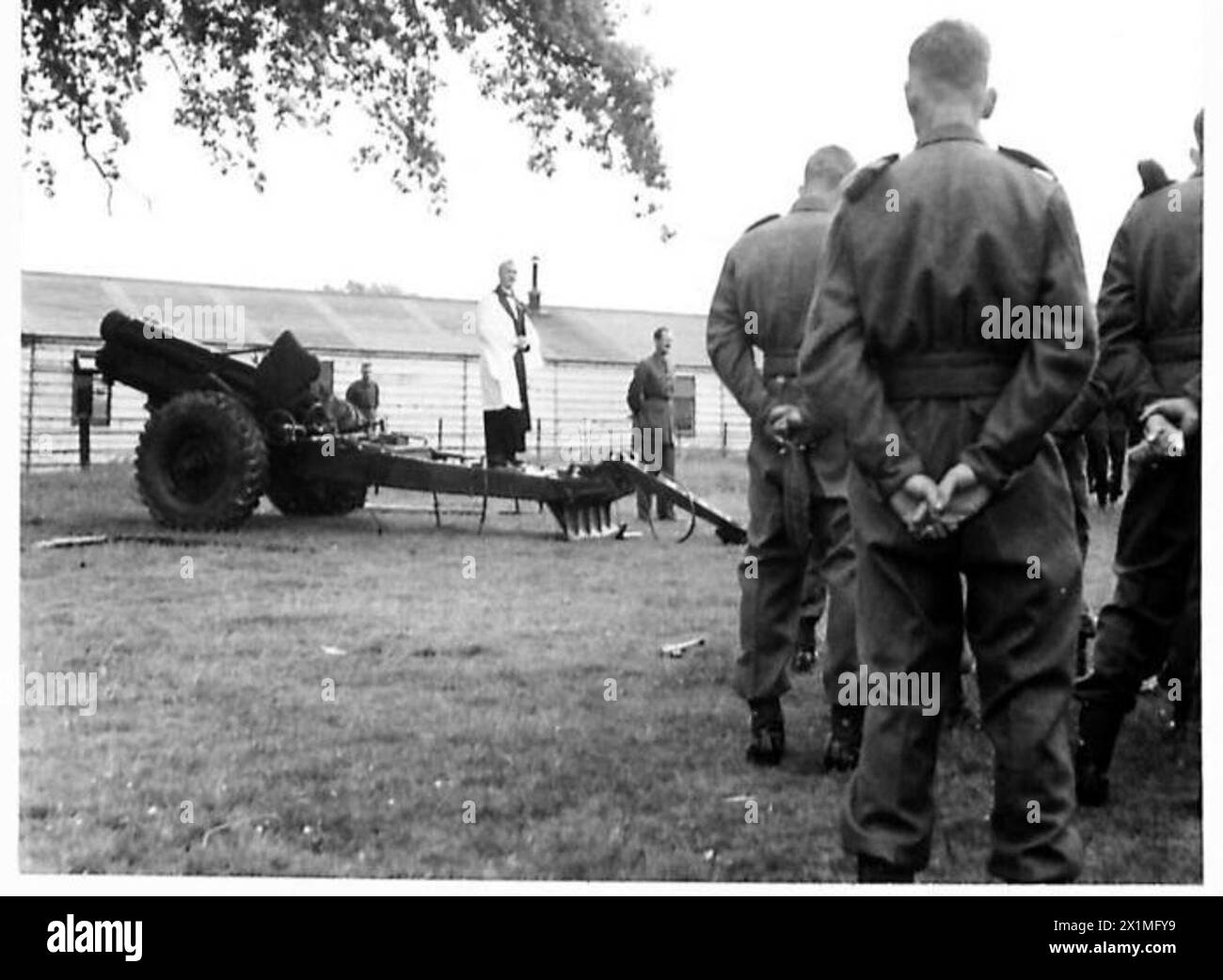 Eine Haubitze diente als Kanzel während einer Parade der Royal Artillery, während der Gottesdienst in der British Army stattfand. Stockfoto
