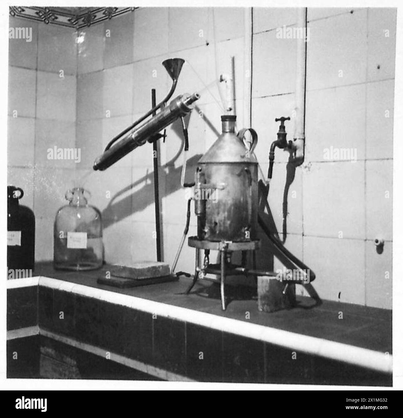 Britische Armee-Mitarbeiter in Nordafrika testen eine selbstgemachte automatische Wasserdestille als Teil von Nahrungsmitteln und Wasserversorgungsoperationen. Stockfoto